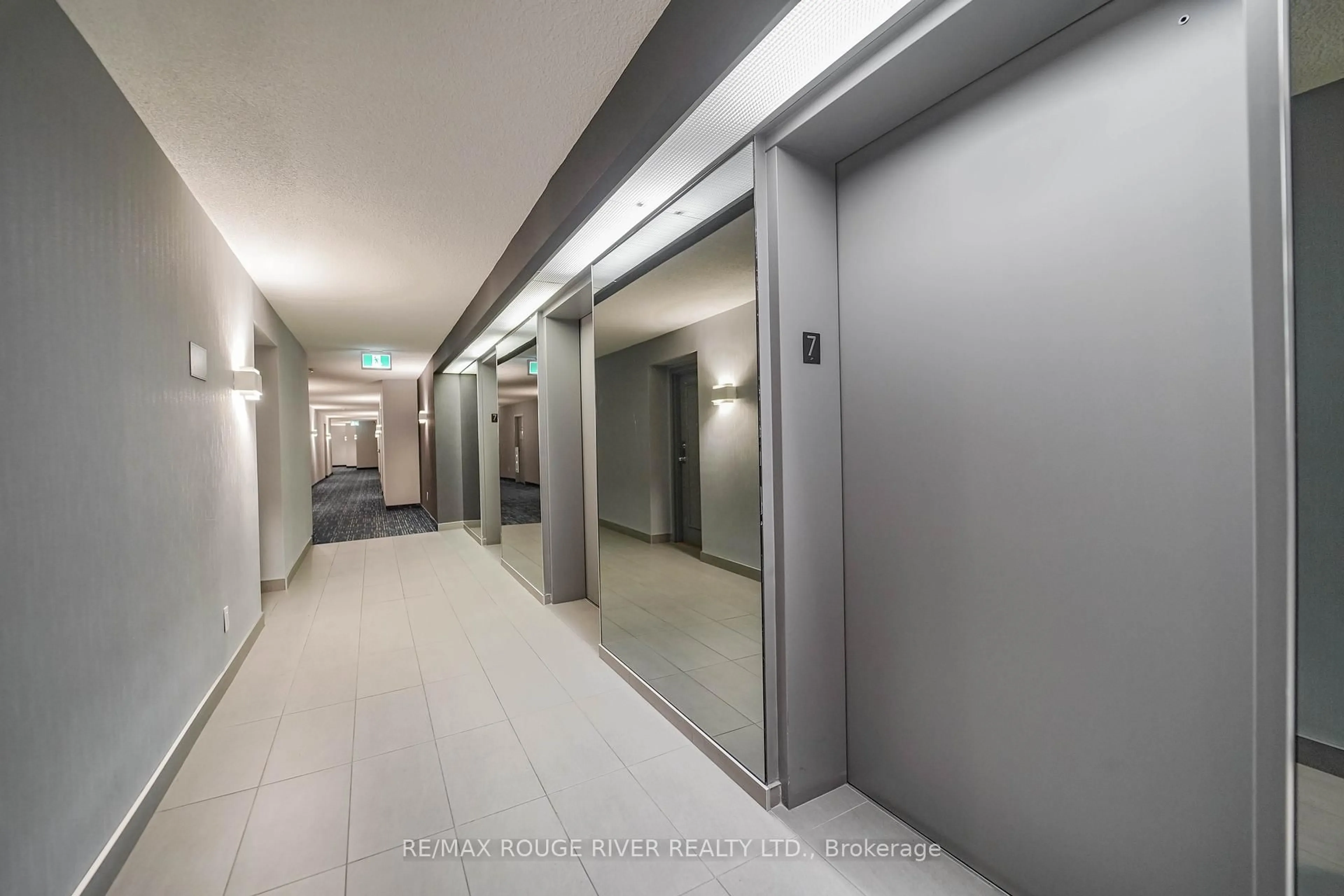 Indoor foyer for 2550 Lawrence Ave #720, Toronto Ontario M1P 2R7