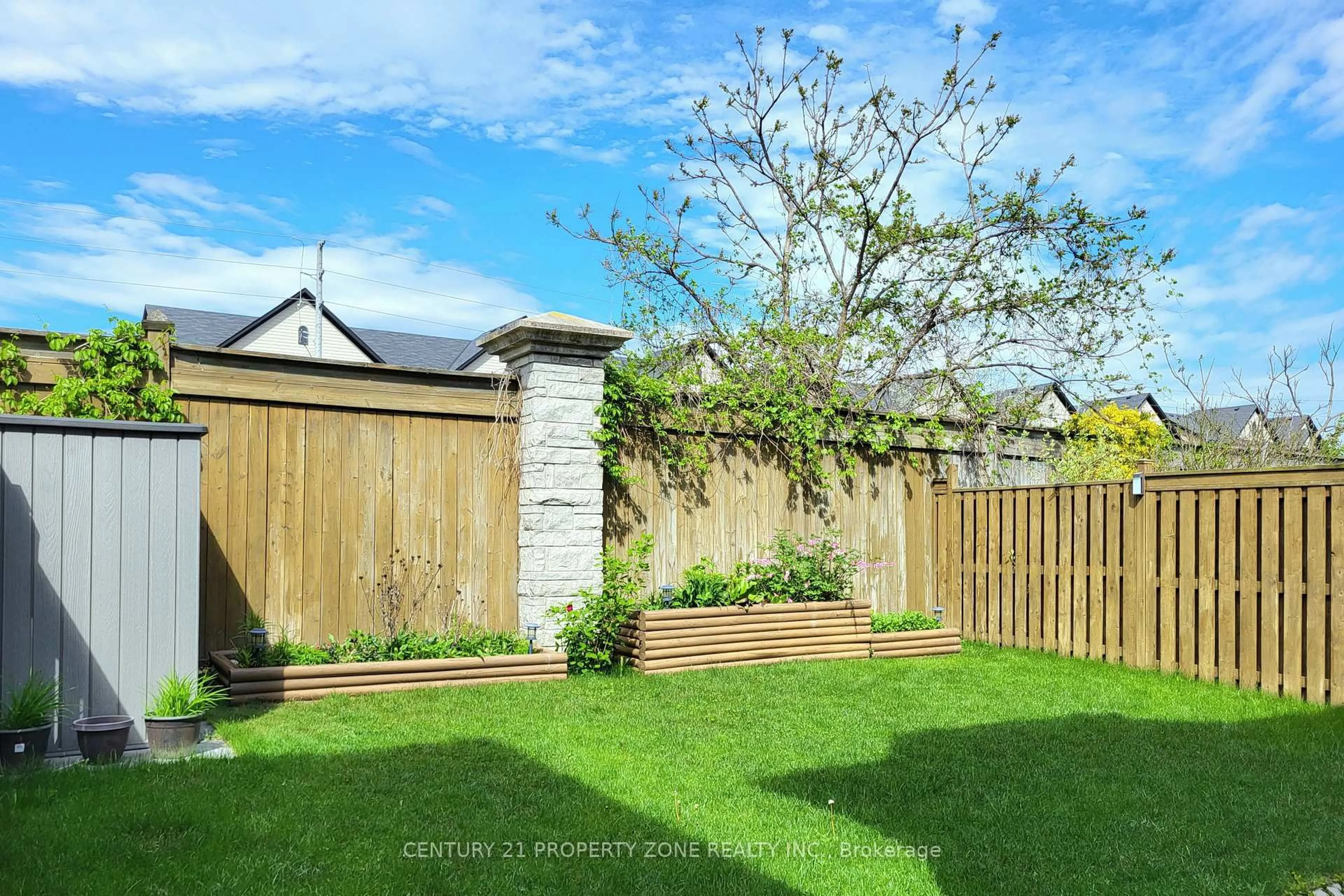 A pic from outside/outdoor area/front of a property/back of a property/a pic from drone, street for 73 Feint Dr, Ajax Ontario L1T 0E7