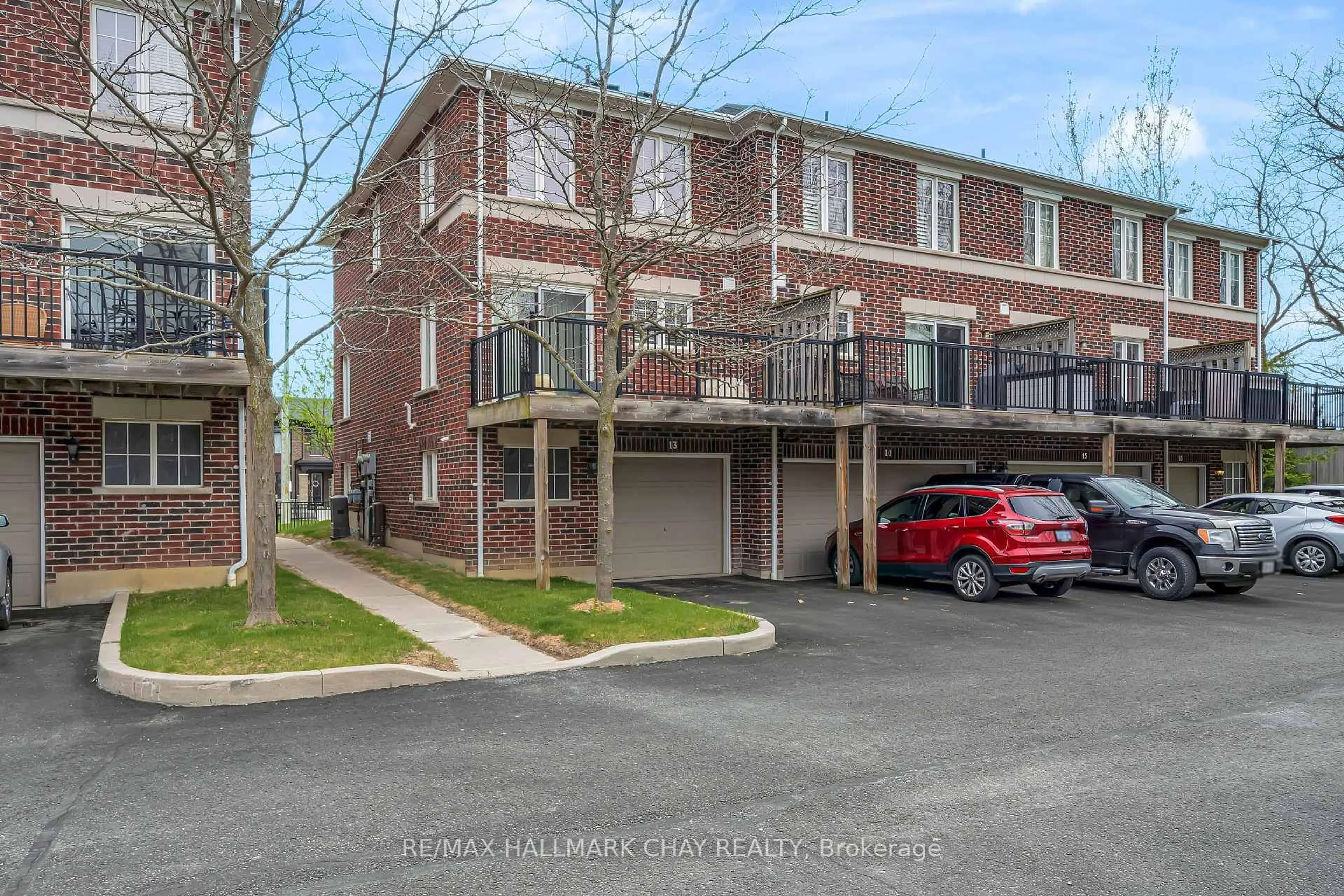 A pic from outside/outdoor area/front of a property/back of a property/a pic from drone, street for 571 Longworth Ave #13, Clarington Ontario L1C 0H3