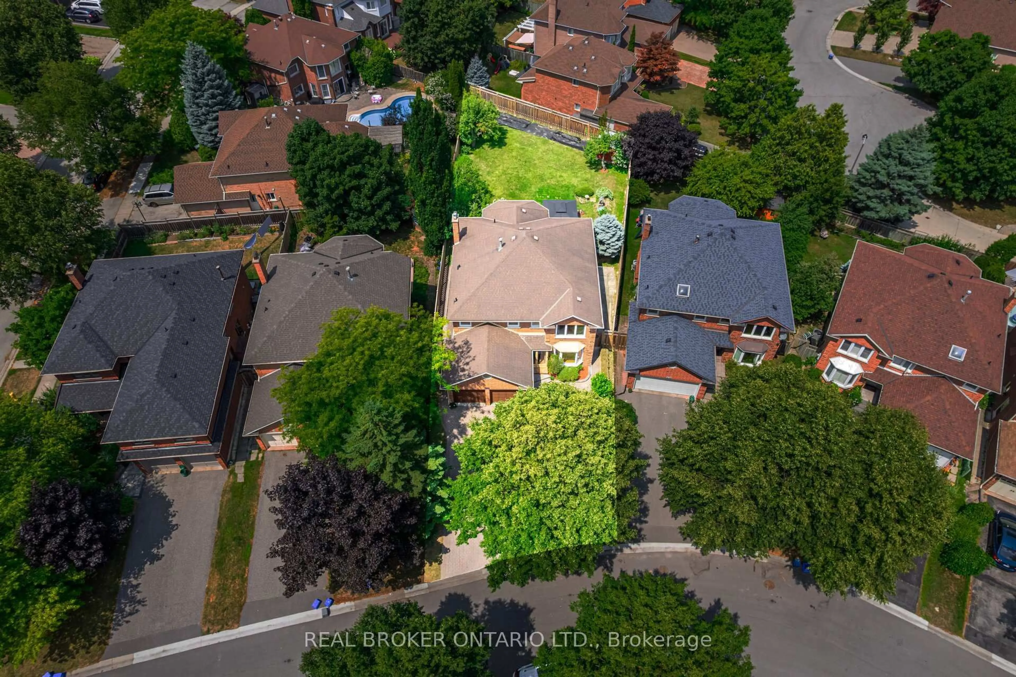 A pic from outside/outdoor area/front of a property/back of a property/a pic from drone, street for 206 Gwendolyn St, Pickering Ontario L1V 4N9