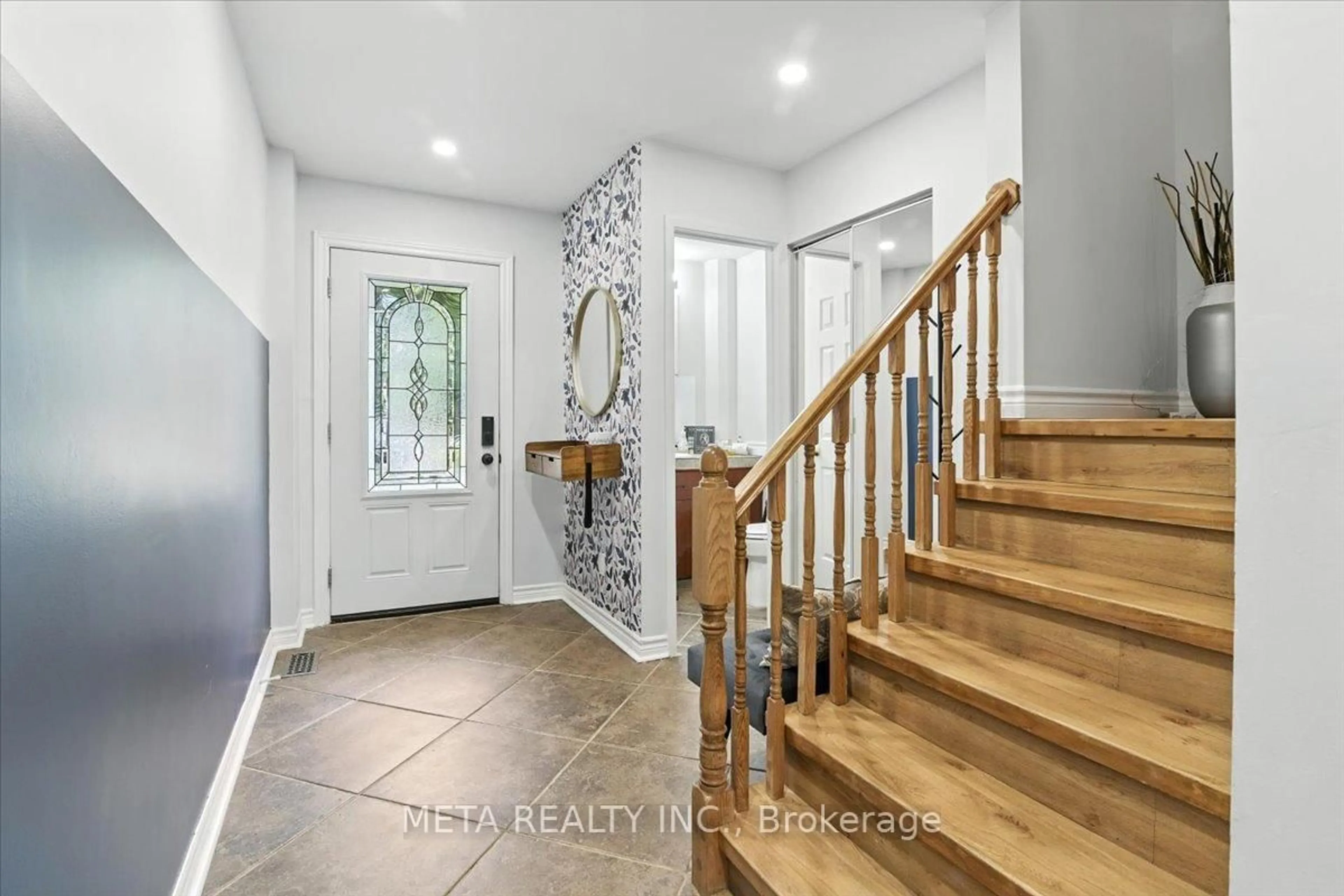Indoor entryway for 1567 Jaywin Circ, Pickering Ontario L1V 2W3
