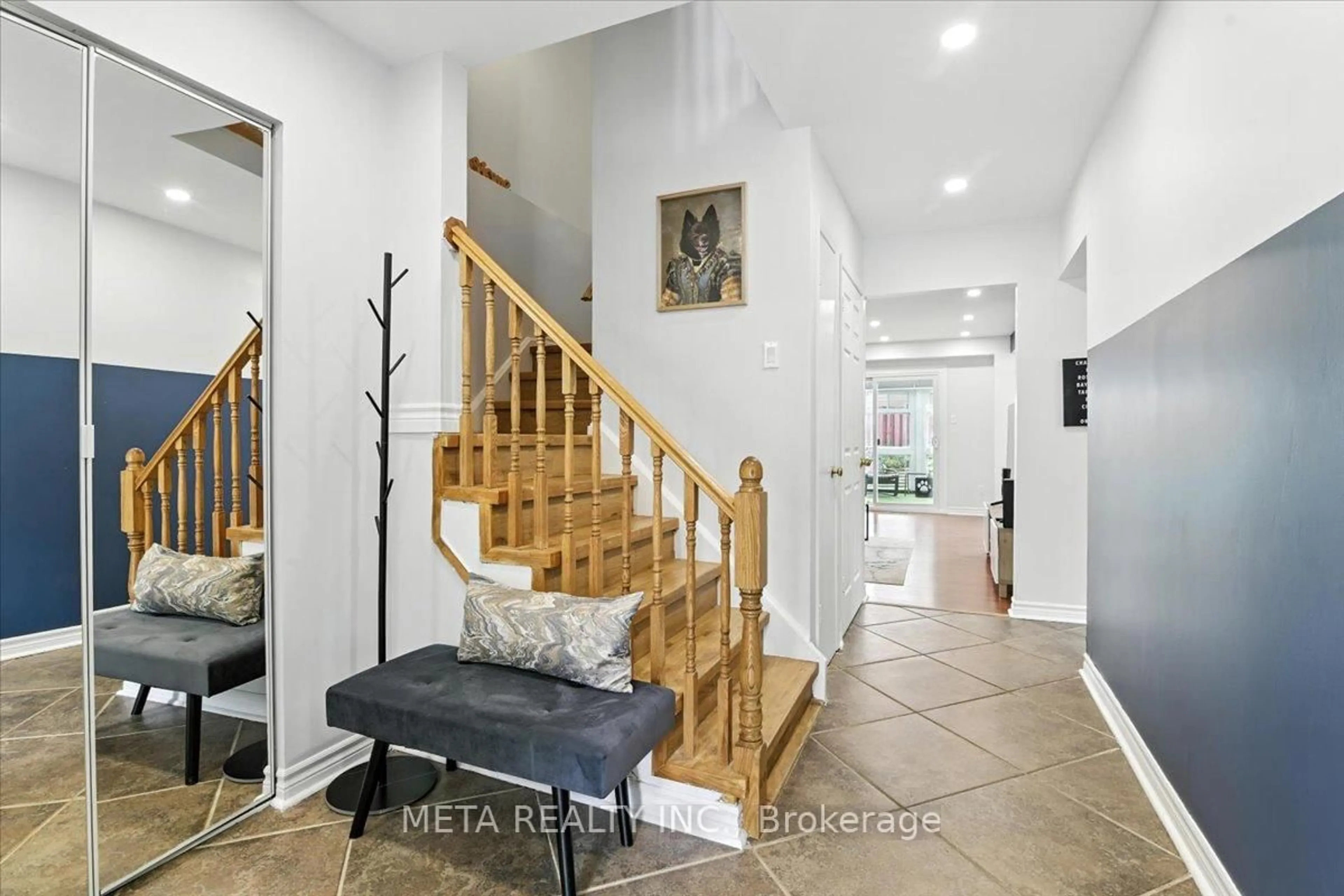Indoor entryway for 1567 Jaywin Circ, Pickering Ontario L1V 2W3