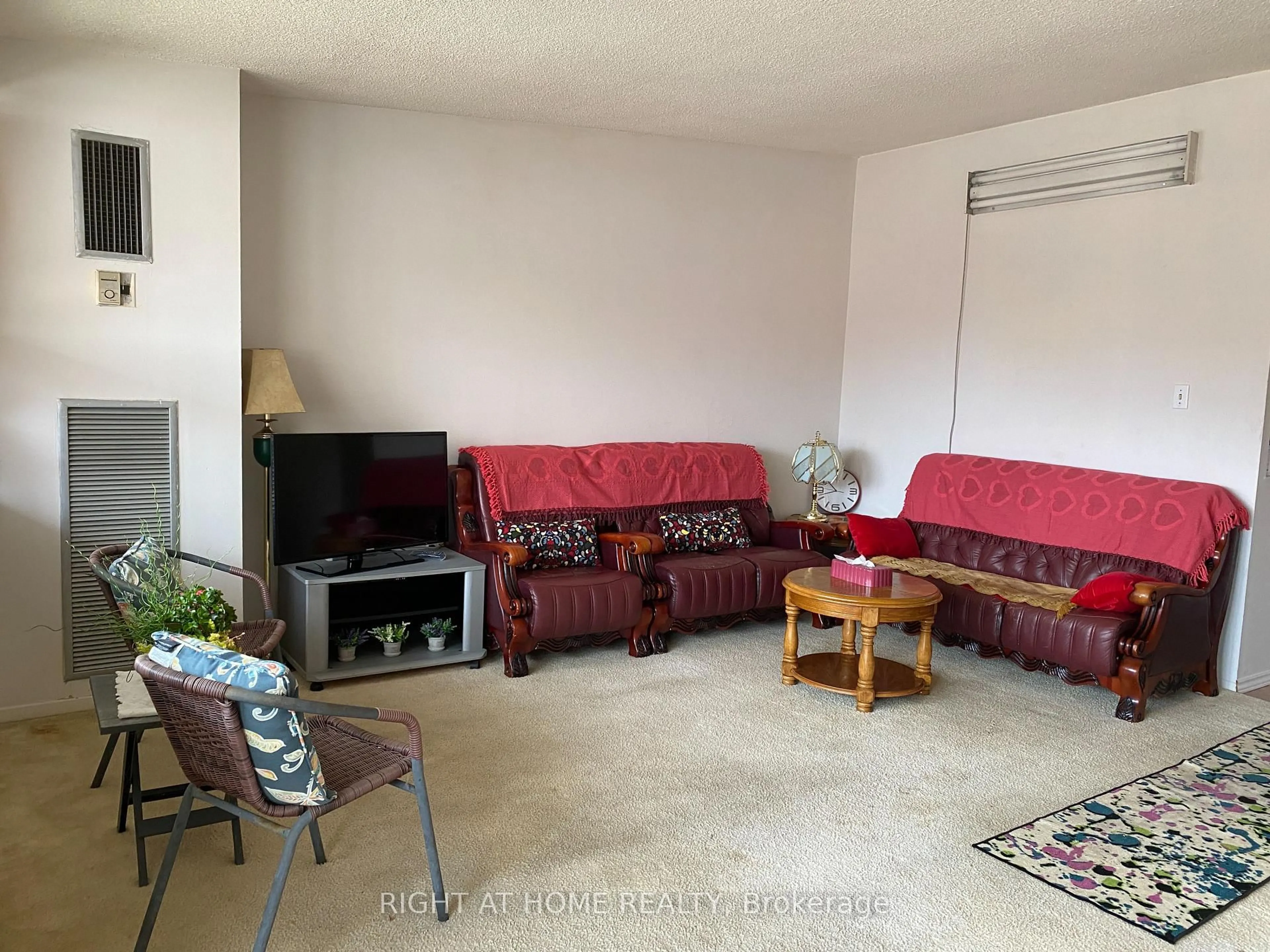 Living room with furniture, unknown for 4060 Lawrence Ave #505, Toronto Ontario M1E 4V4