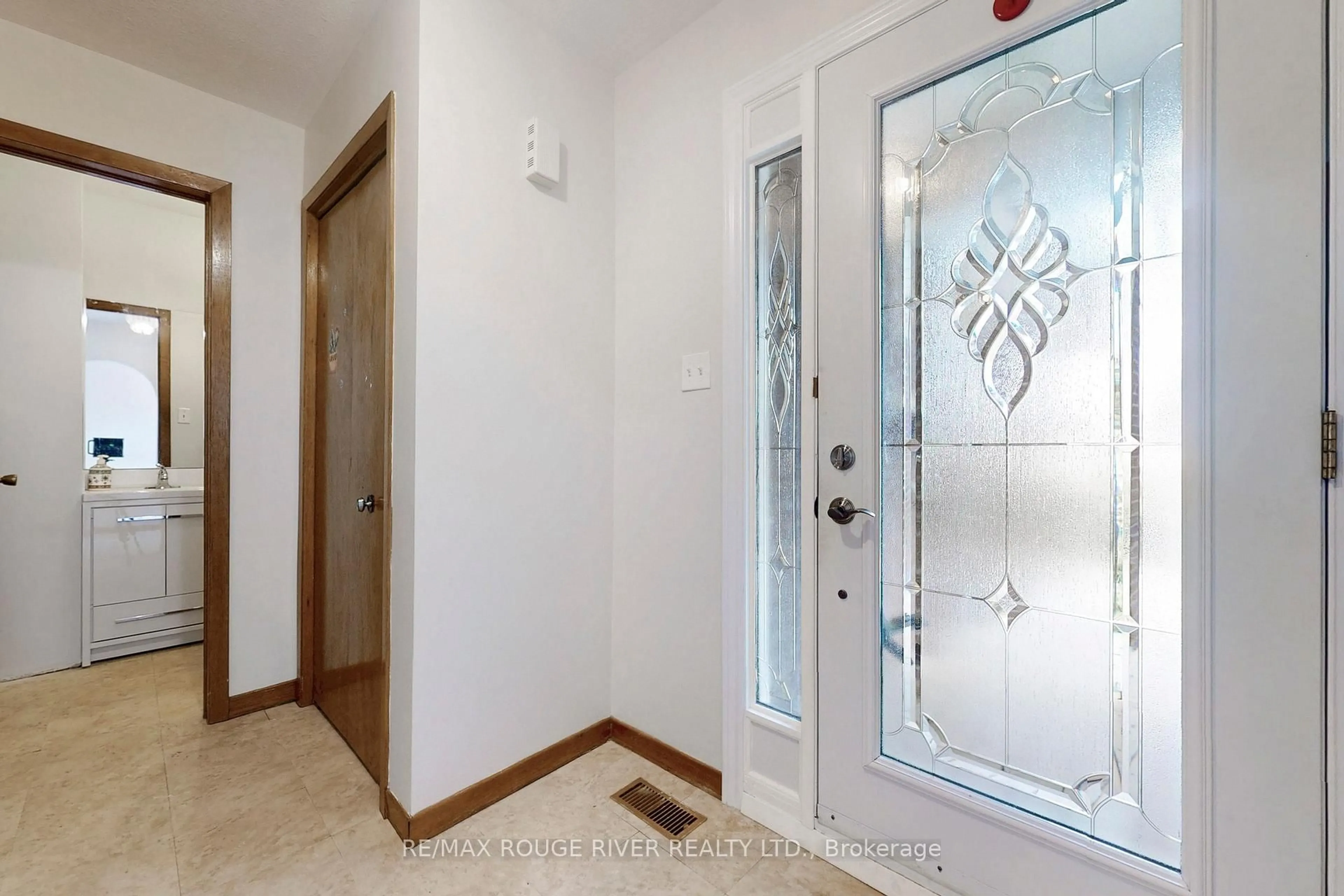 Indoor entryway for 9 Comrie Terr, Toronto Ontario M1M 3T1