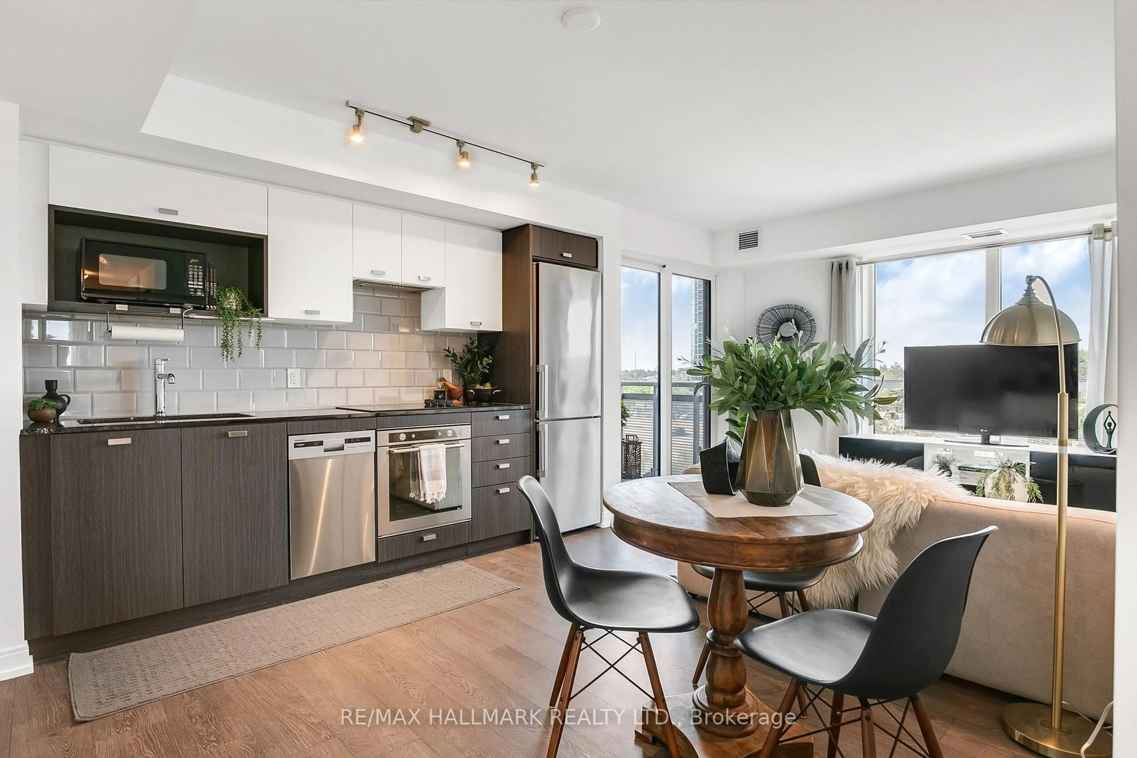 Open concept kitchen, unknown for 275 Village Green Sq #522, Toronto Ontario M1S 0L8