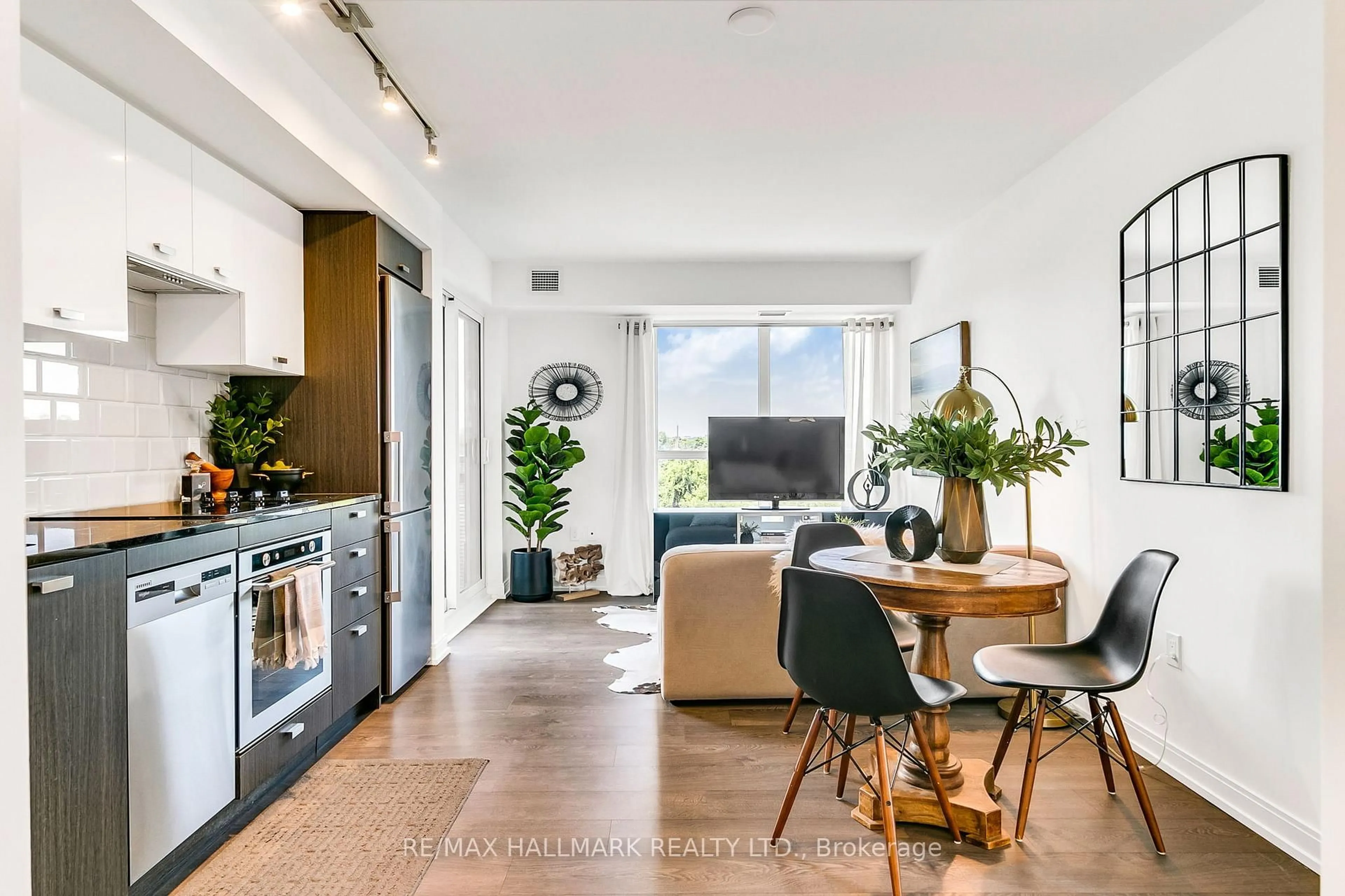 Living room with furniture, unknown for 275 Village Green Sq #522, Toronto Ontario M1S 0L8