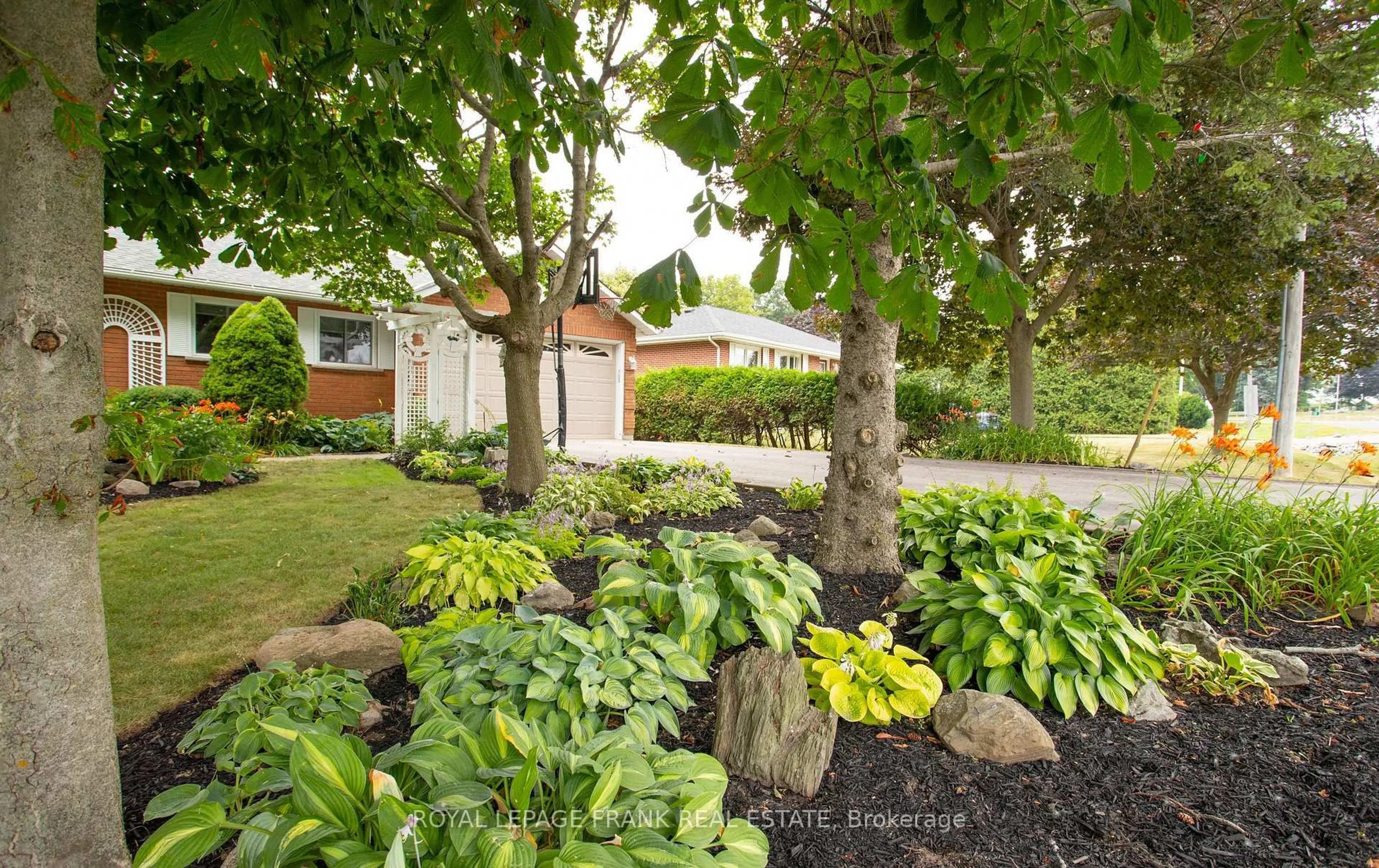 Patio, street for 24 Kurve Inn Rd, Clarington Ontario L1B 1L9