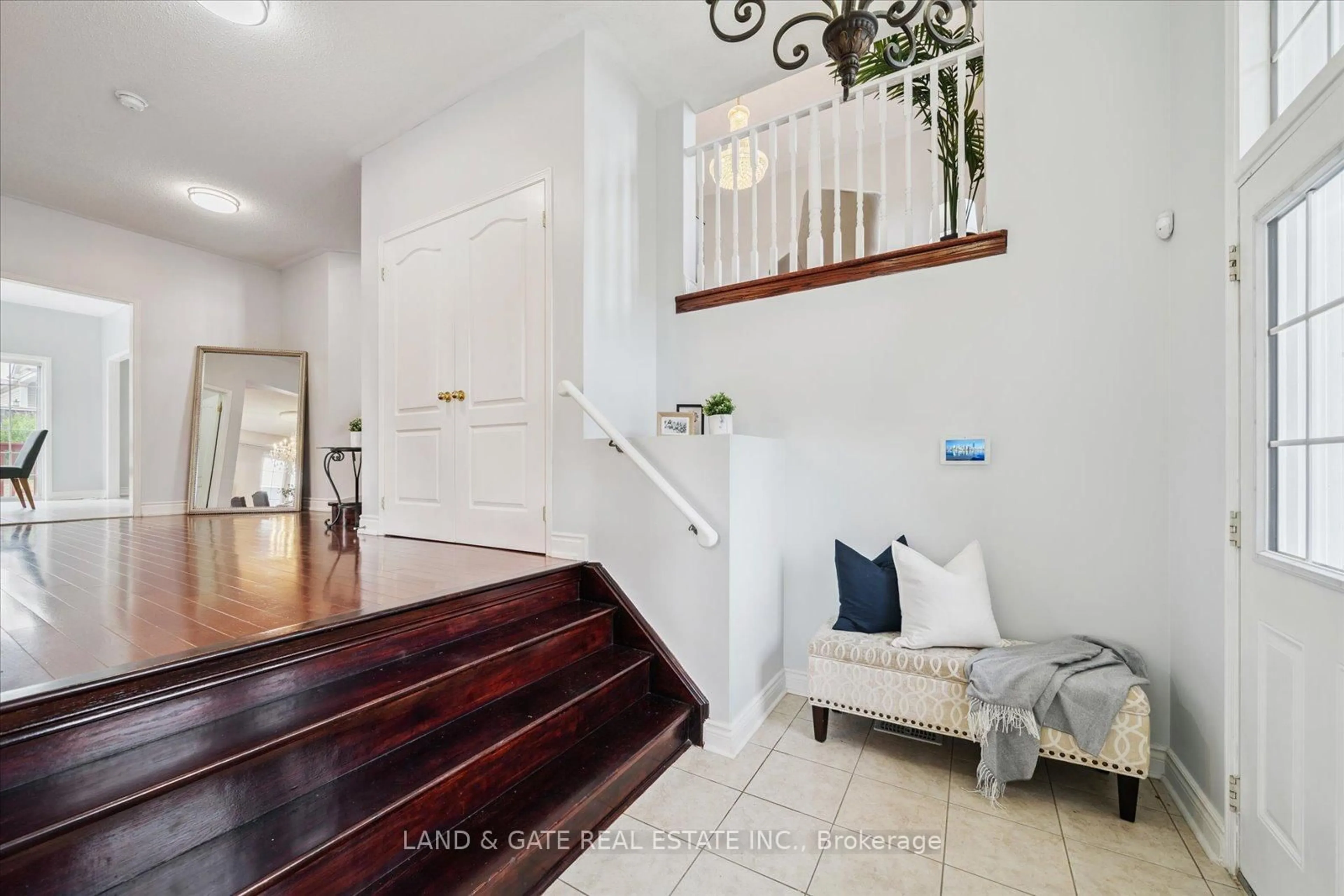Indoor entryway for 1616 Docking Crt, Oshawa Ontario L1K 0H3