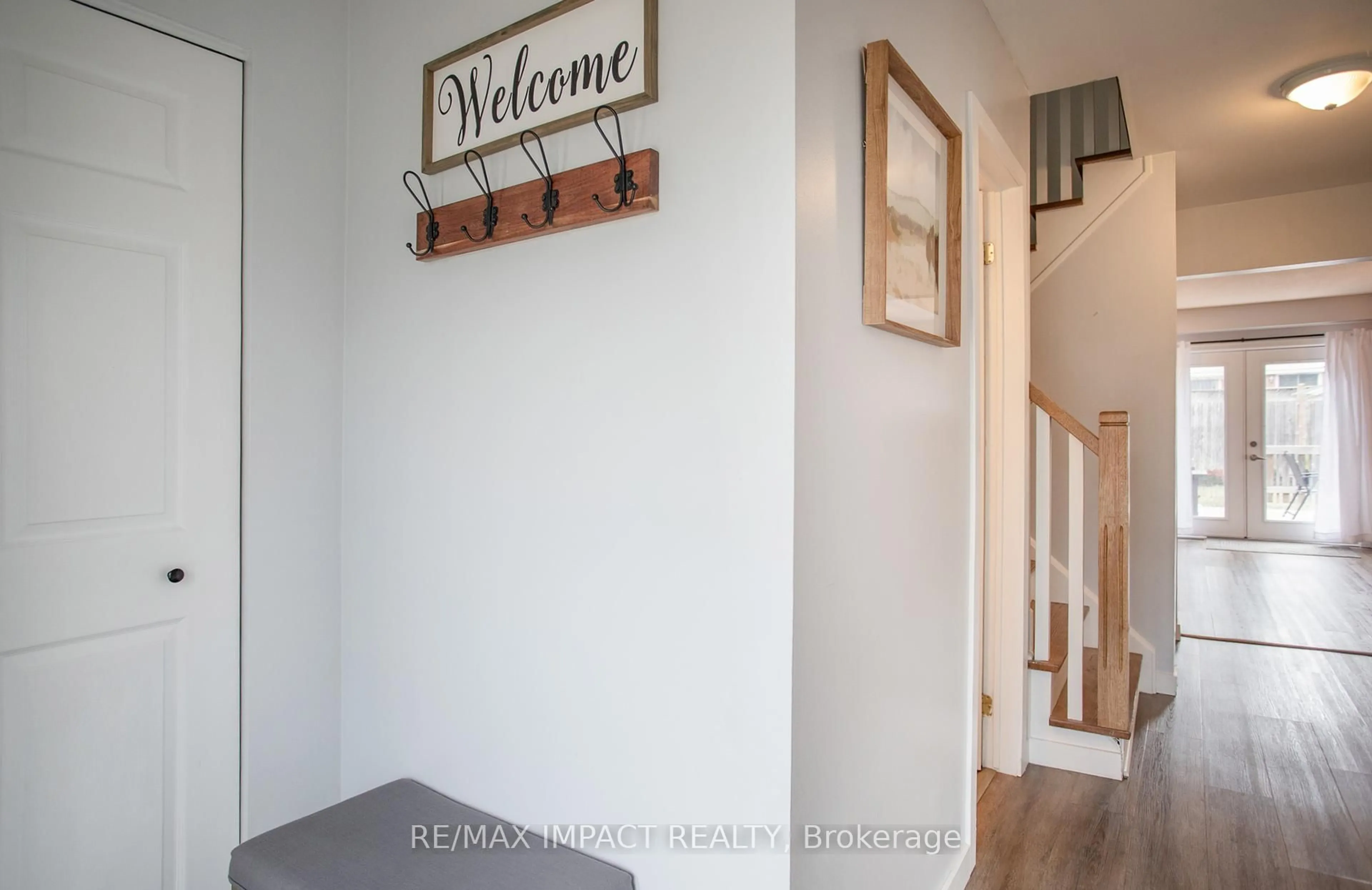 Indoor entryway for 16 Lawrence Cres, Clarington Ontario L1C 1J4