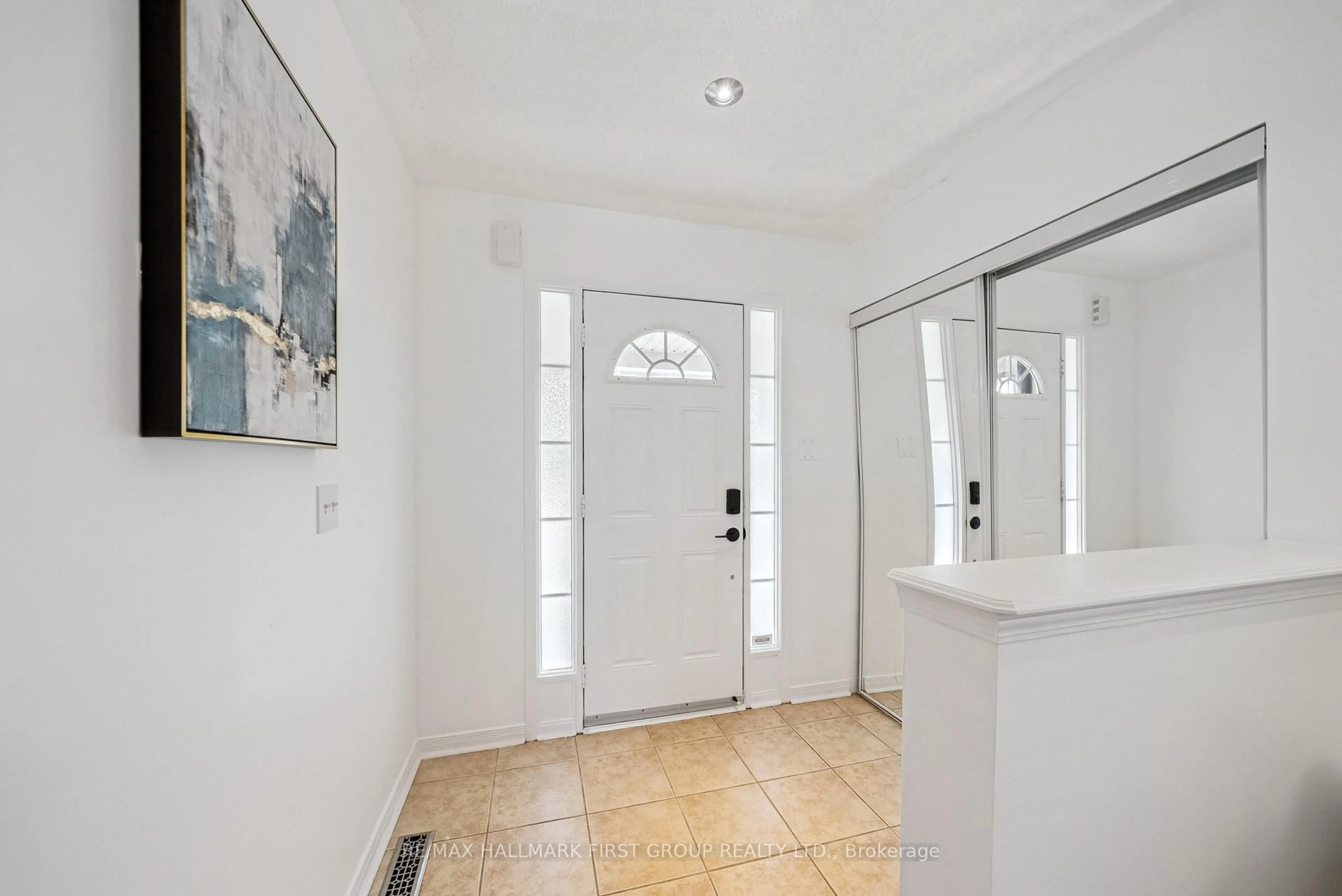 Indoor entryway for 35 Allworth Cres, Clarington Ontario L1C 0B3