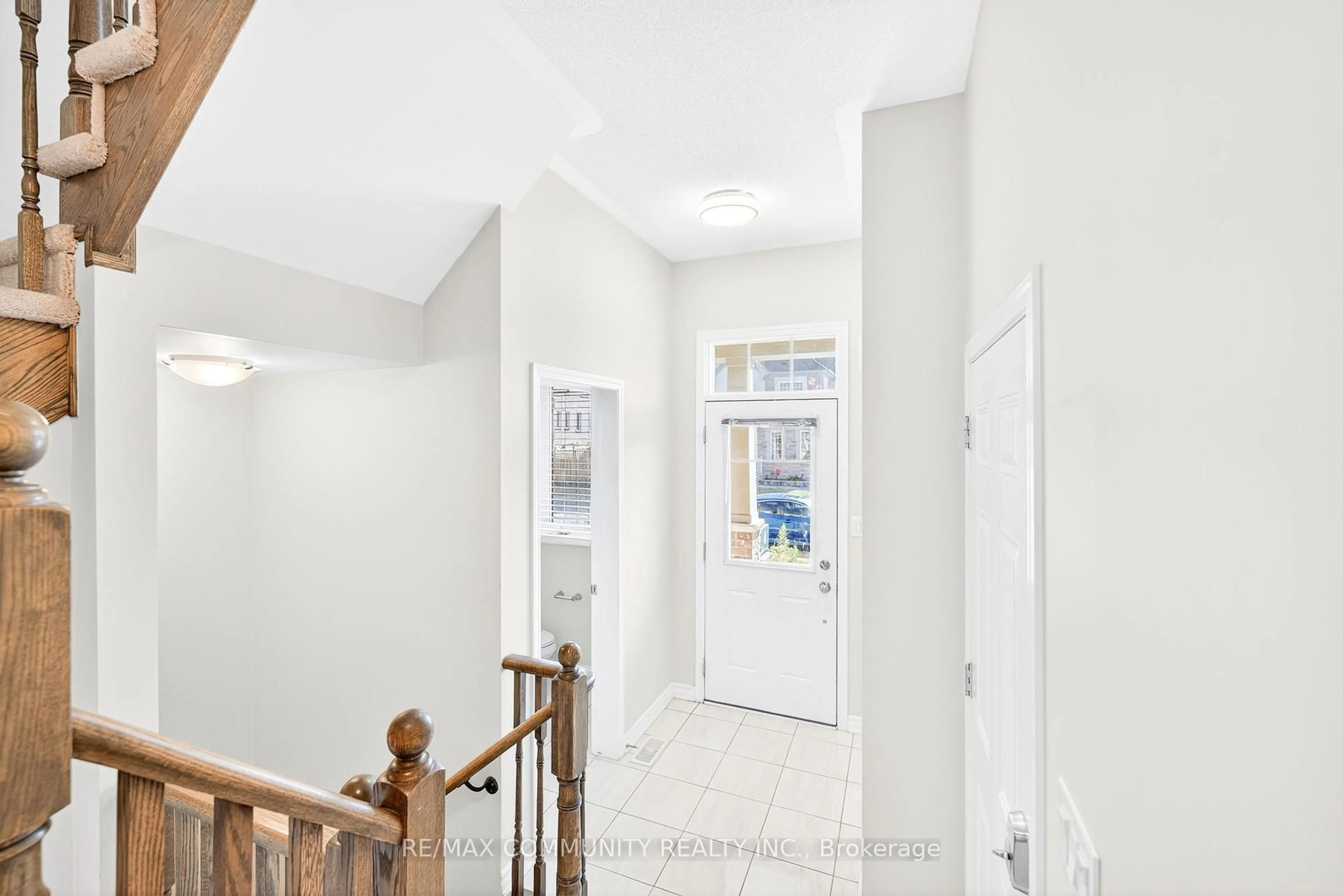Indoor entryway for 2434 Moonlight Cres, Pickering Ontario L1X 0E9