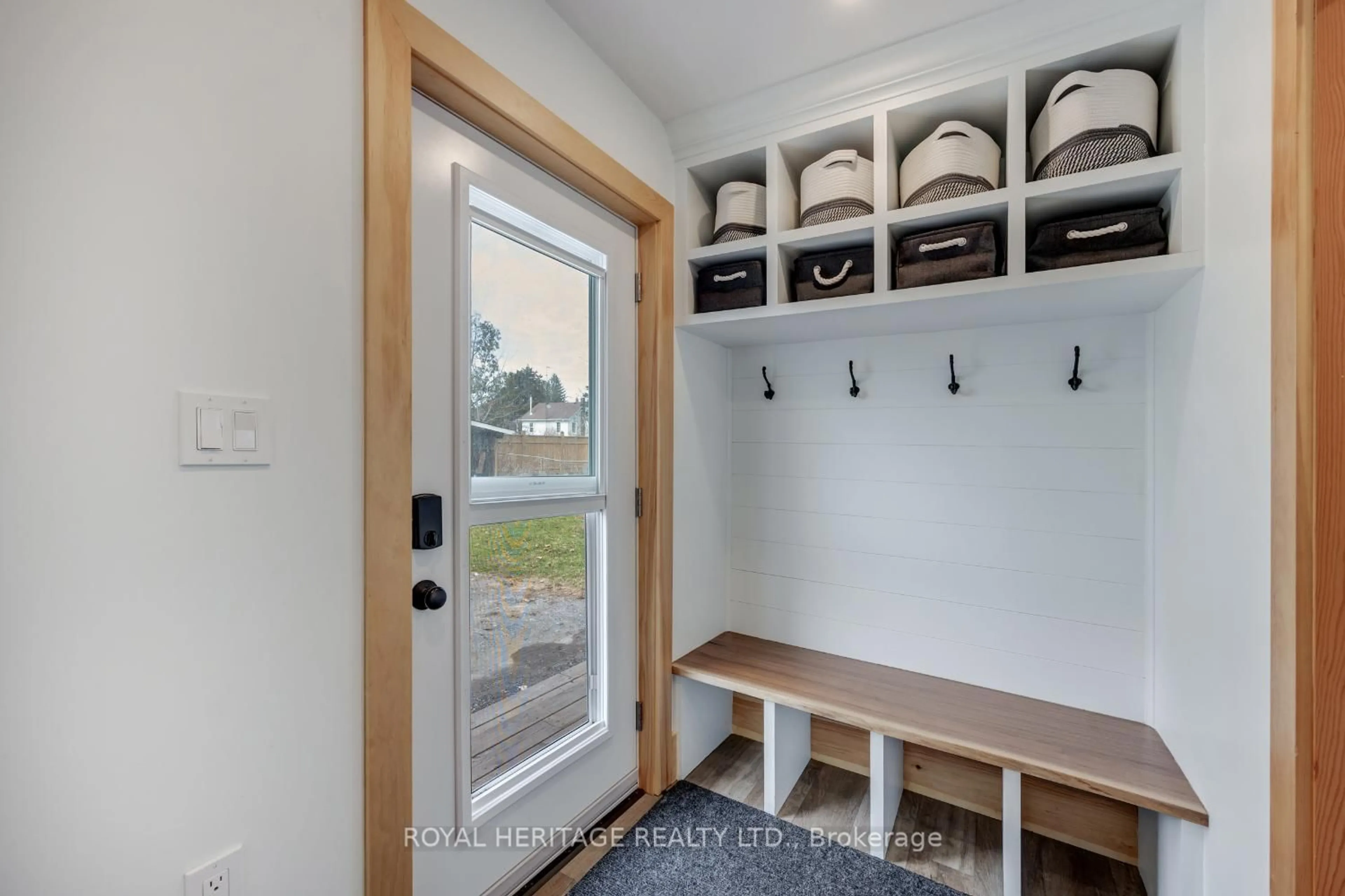 Indoor entryway for 2017 Newtonville Rd, Clarington Ontario L0A 1J0