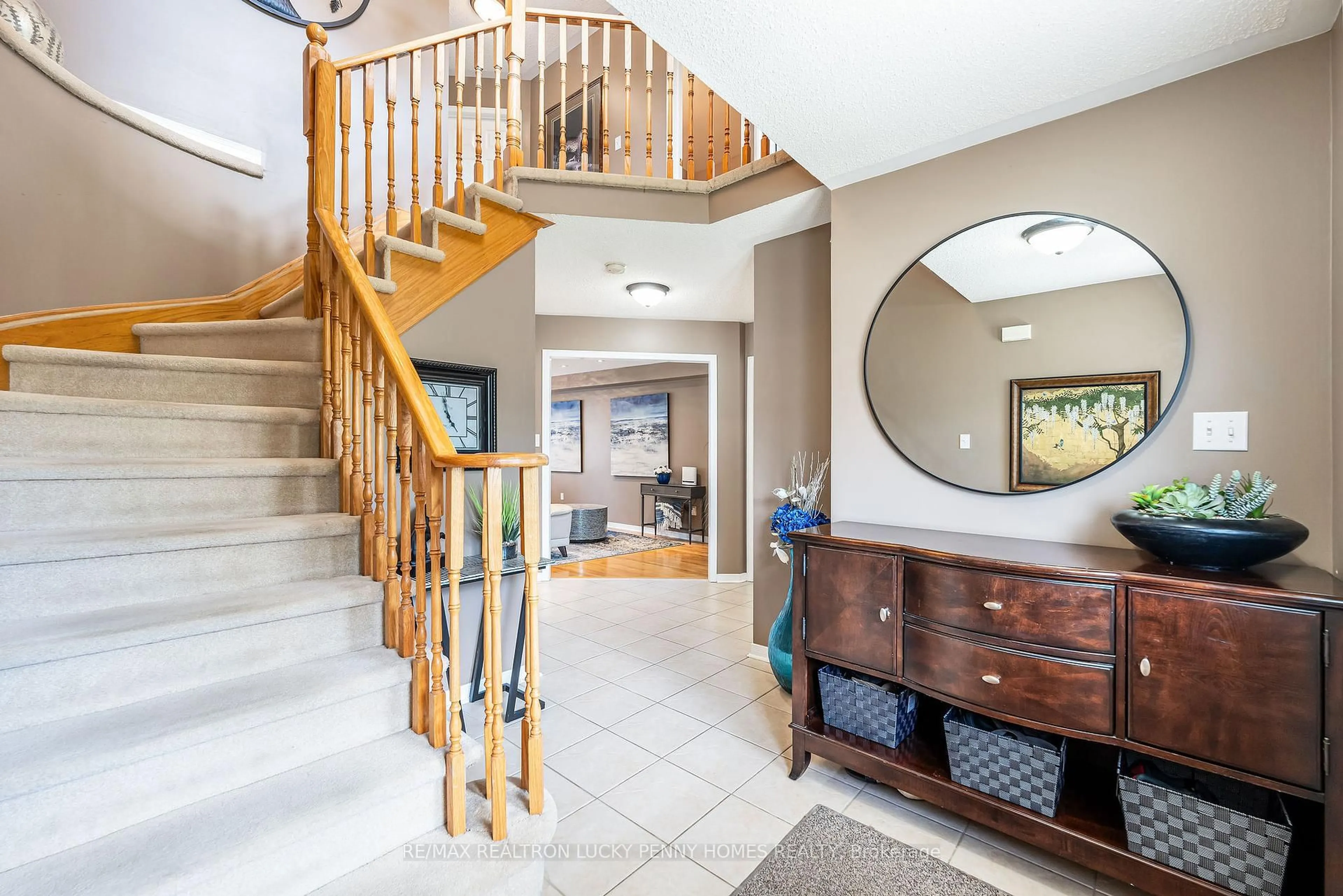 Indoor foyer for 221 Madden Pl, Clarington Ontario L1C 5H4