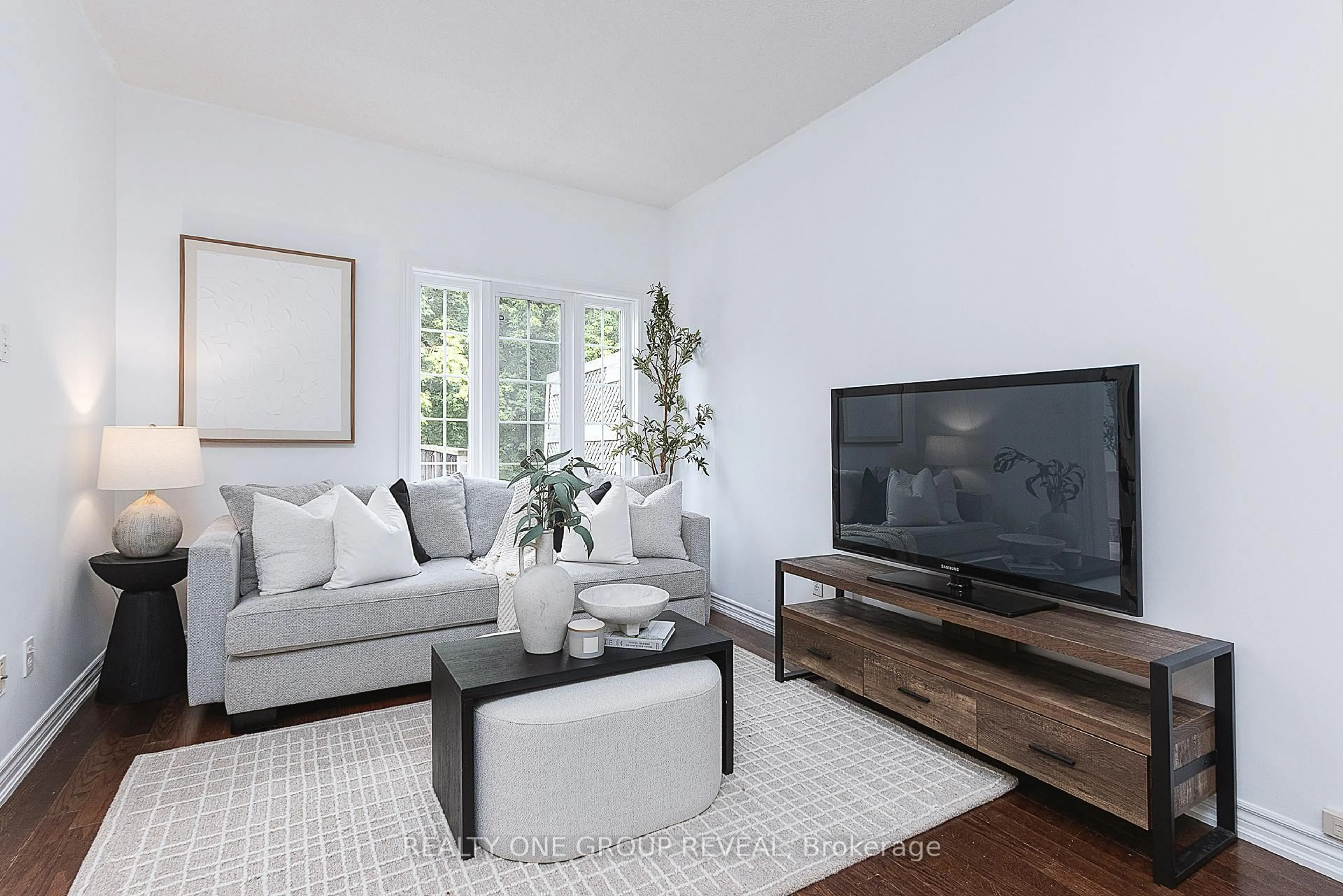 Living room with furniture, unknown for 9 Taft Pl, Clarington Ontario L1C 5M6