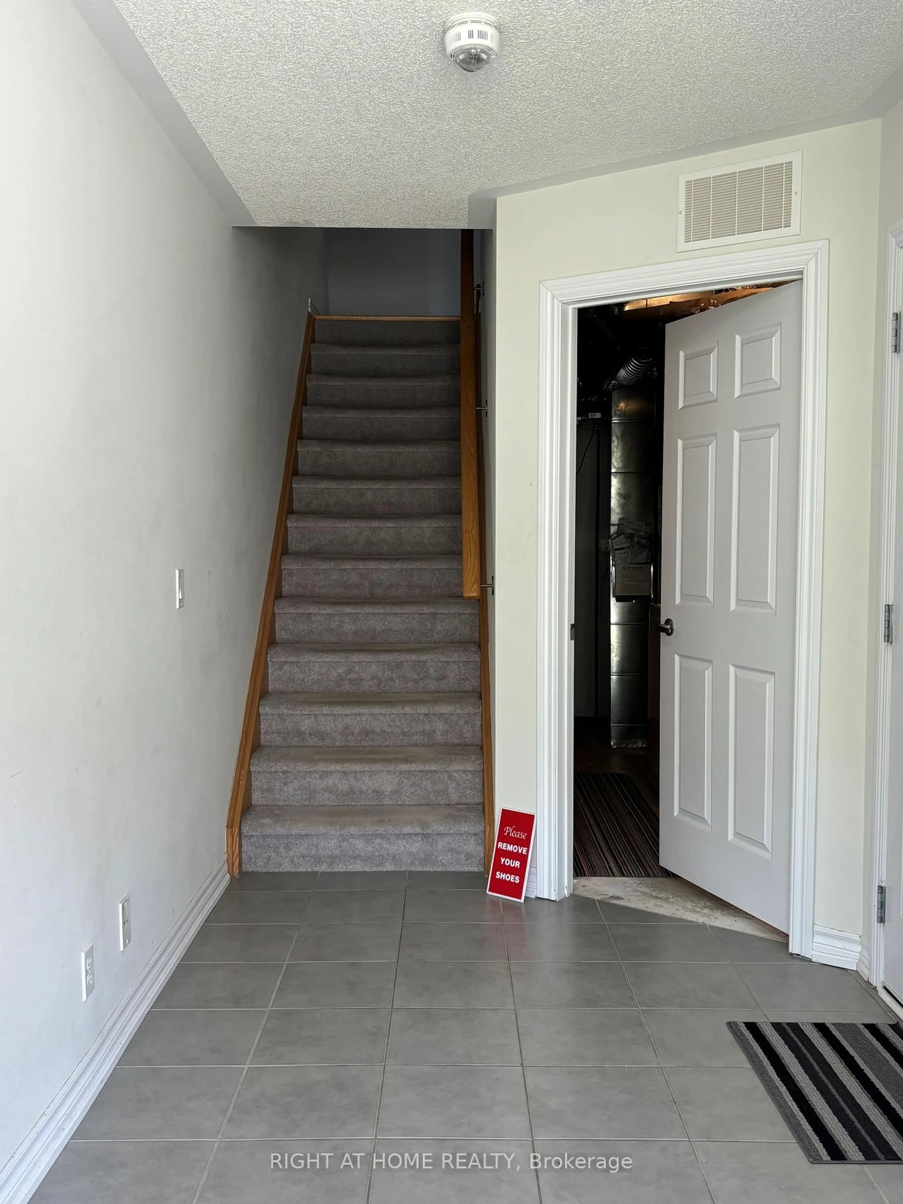 Unknown for 24 Nearco Cres, Oshawa Ontario L1L 0J4