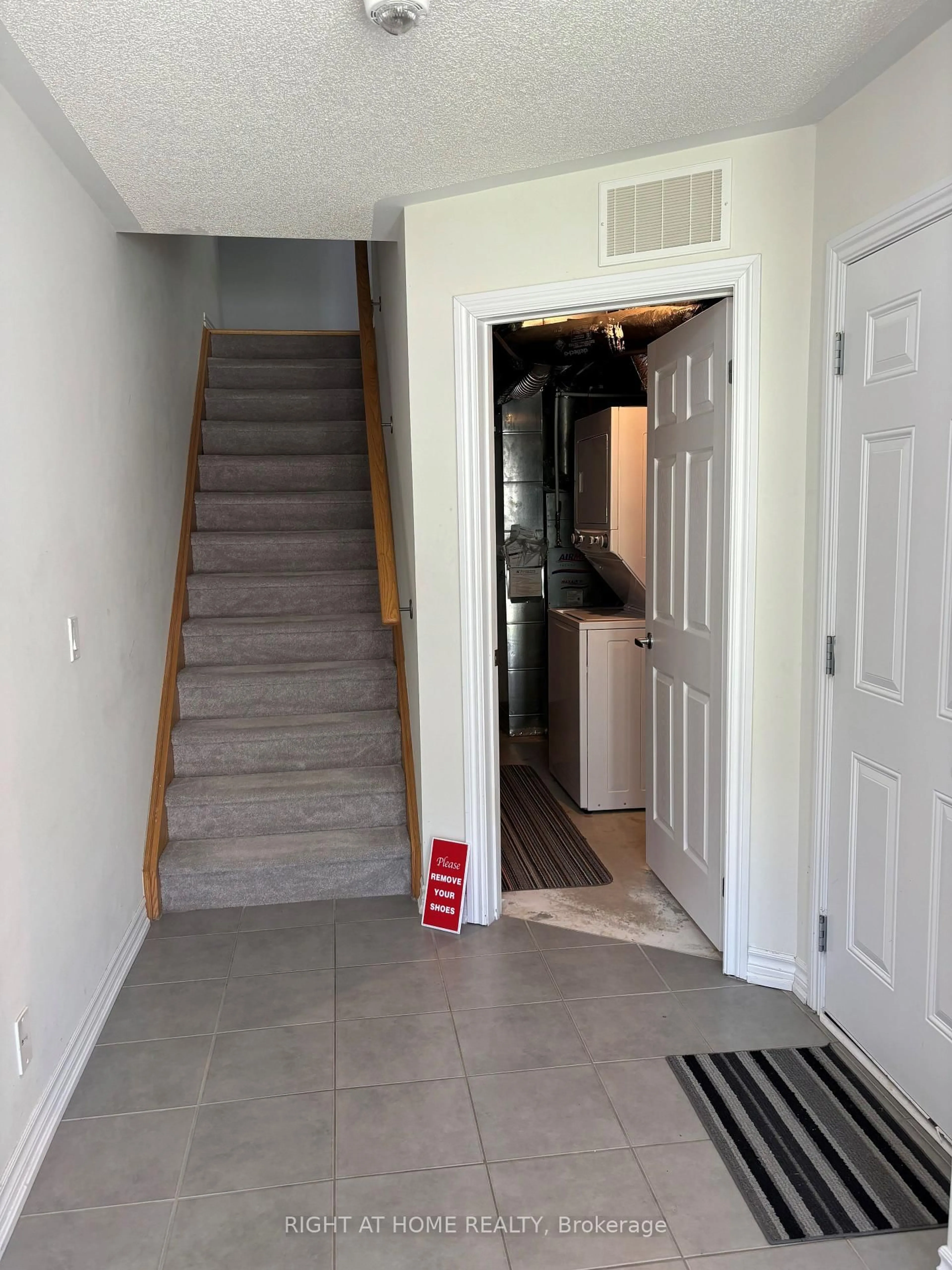 Indoor entryway for 24 Nearco Cres, Oshawa Ontario L1L 0J4