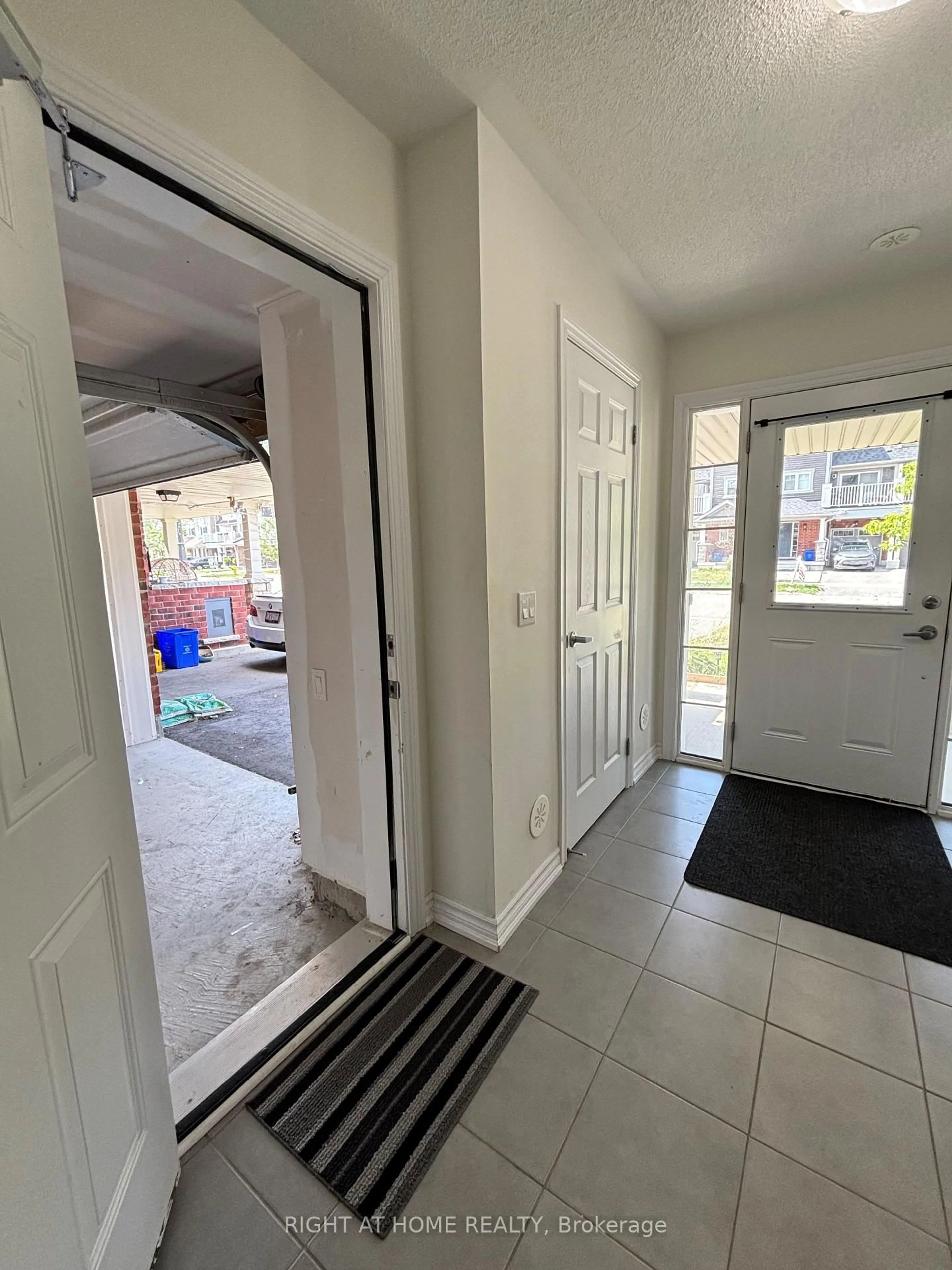 Indoor entryway for 24 Nearco Cres, Oshawa Ontario L1L 0J4