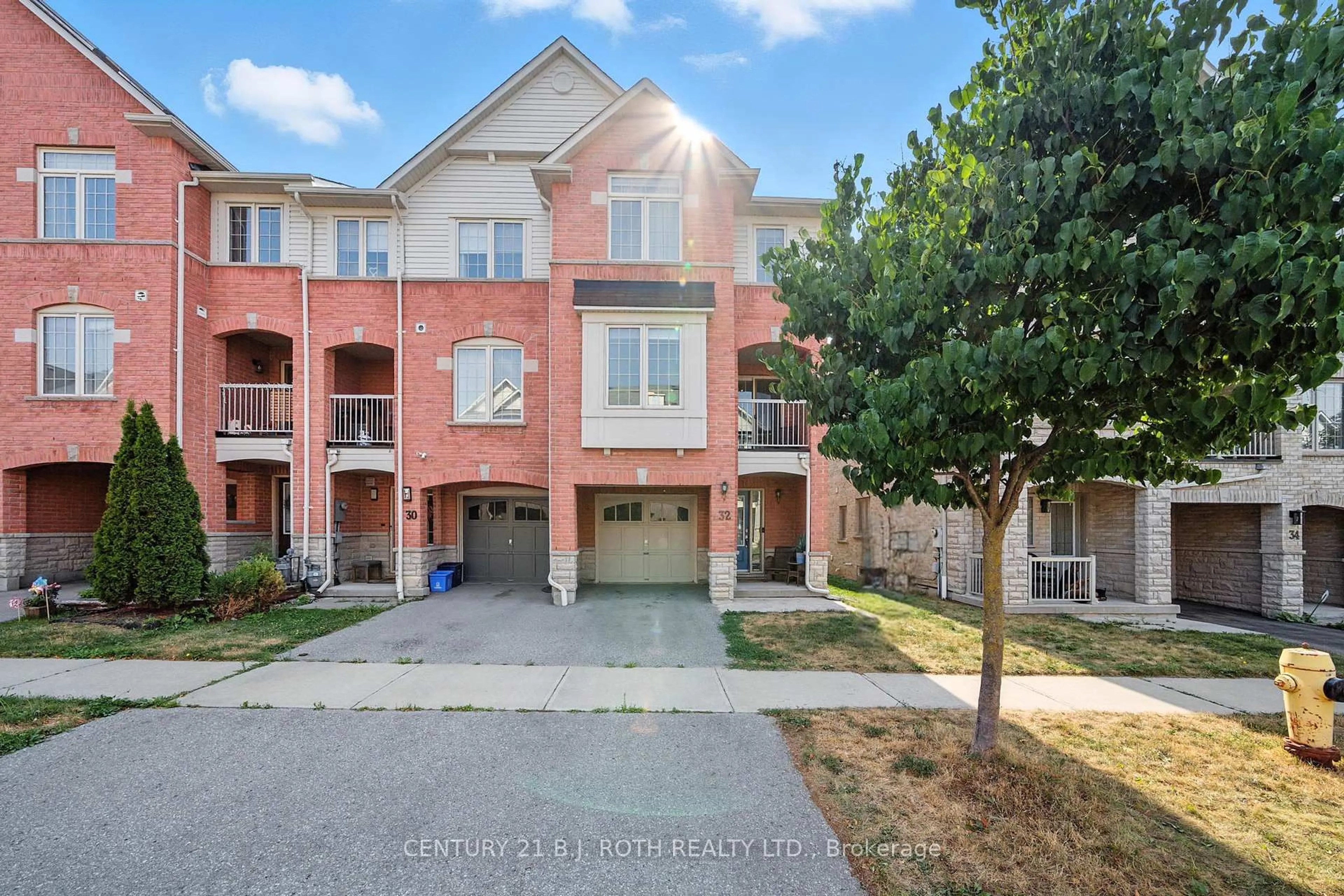 A pic from outside/outdoor area/front of a property/back of a property/a pic from drone, street for 32 Linnell St, Ajax Ontario L1Z 0K8