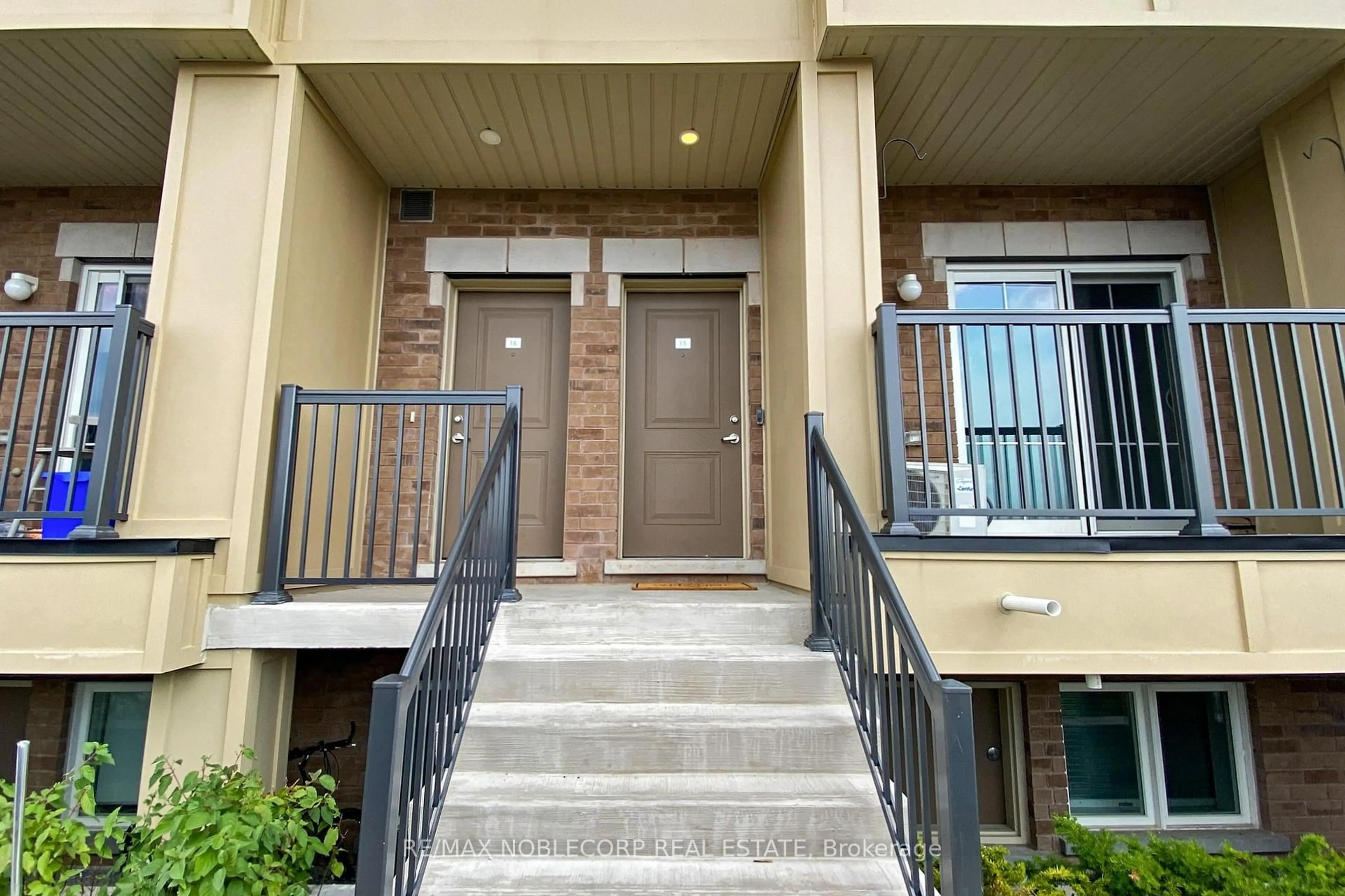 Indoor entryway for 470 BERESFORD Path #15, Oshawa Ontario L1H 0B2