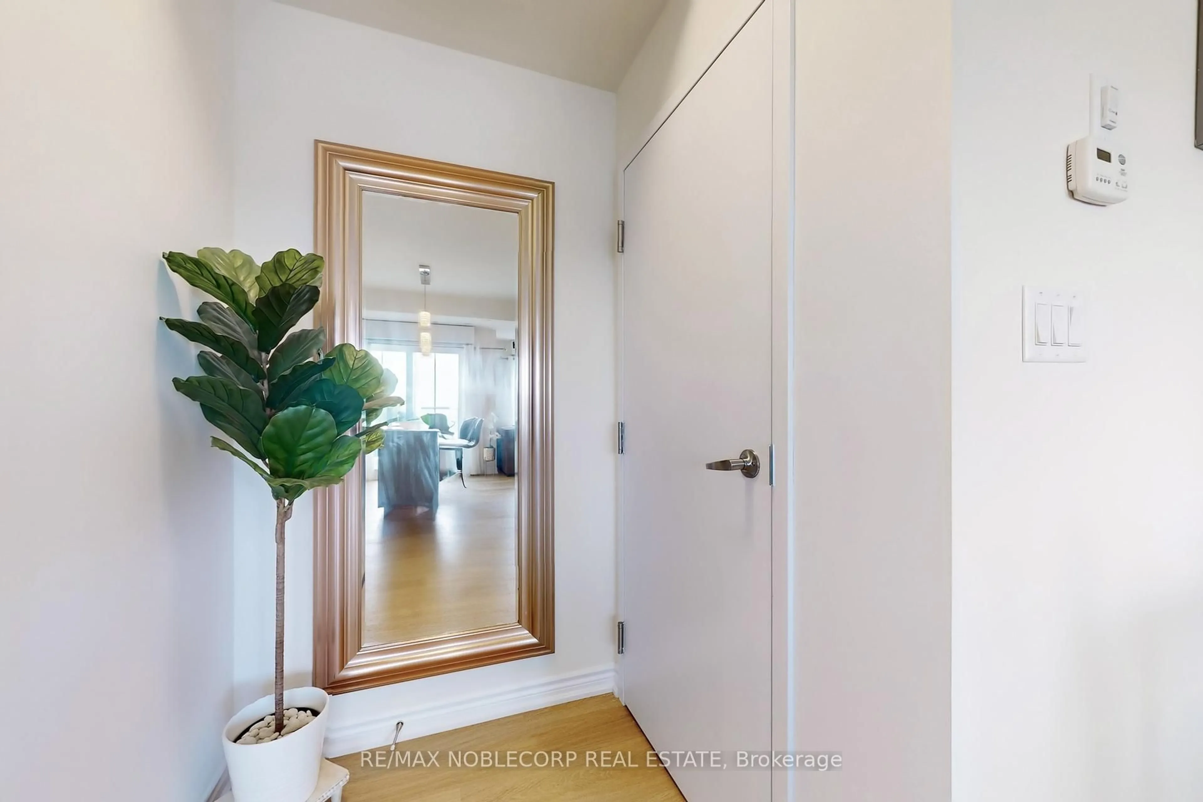 Indoor entryway for 470 BERESFORD Path #15, Oshawa Ontario L1H 0B2