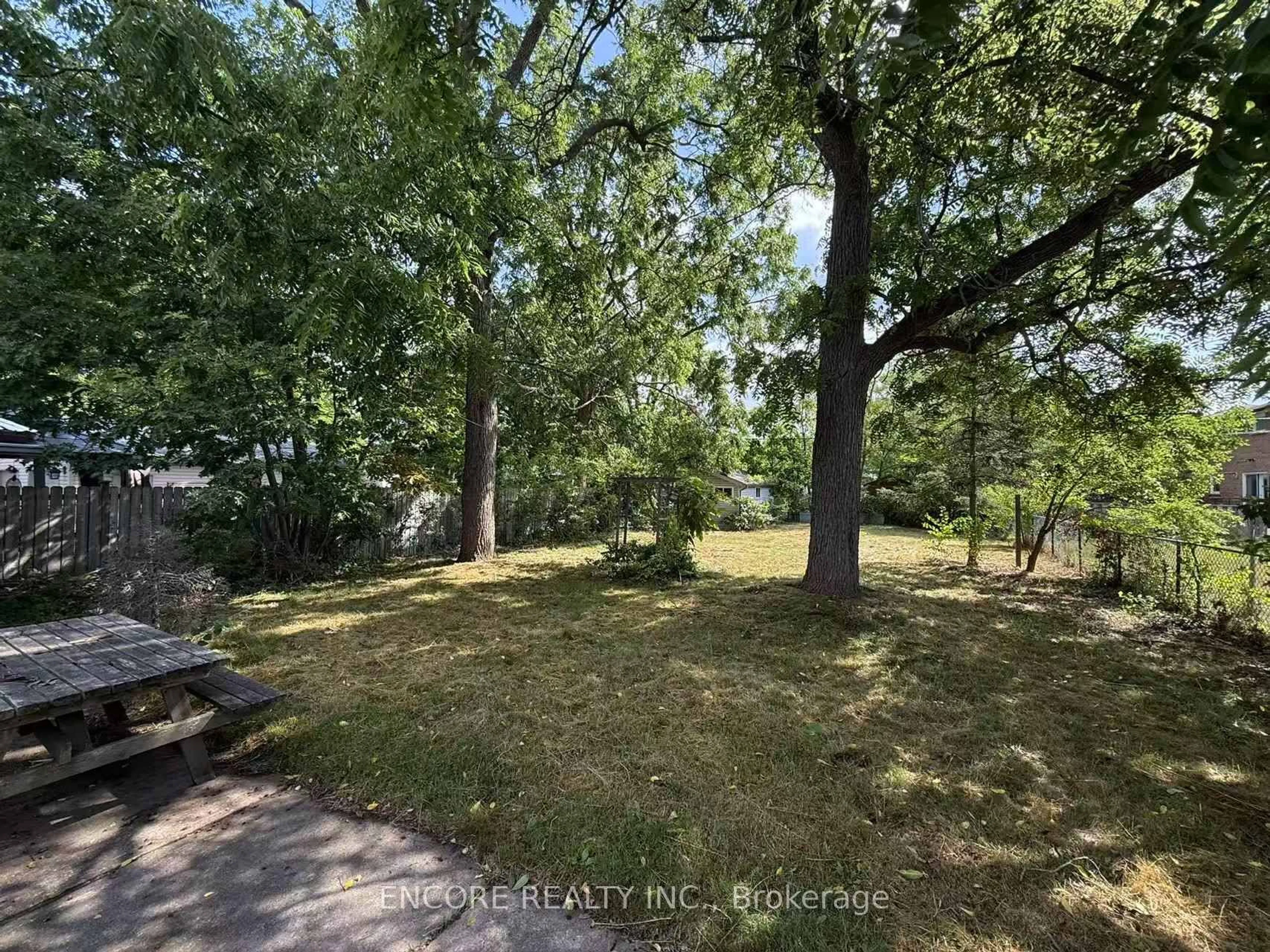 A pic from outside/outdoor area/front of a property/back of a property/a pic from drone, forest/trees view for 7 Weir Cres, Toronto Ontario M1E 3A8