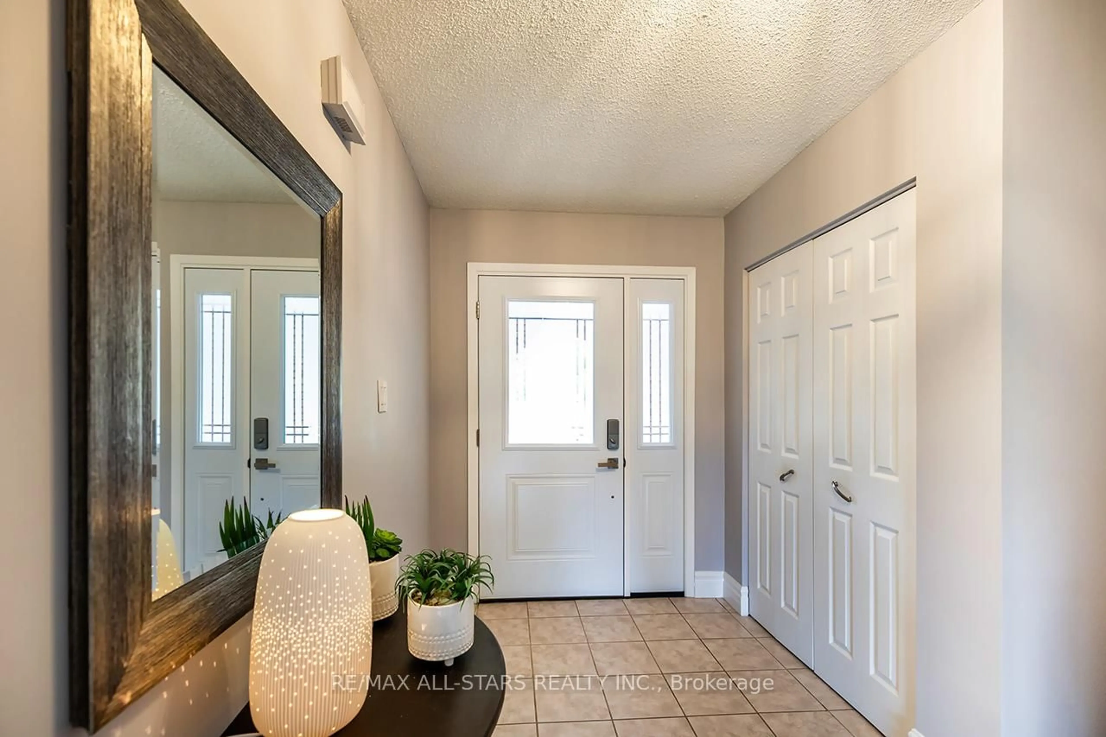 Indoor entryway for 29 Orchard Rd, Scugog Ontario L9L 1G4