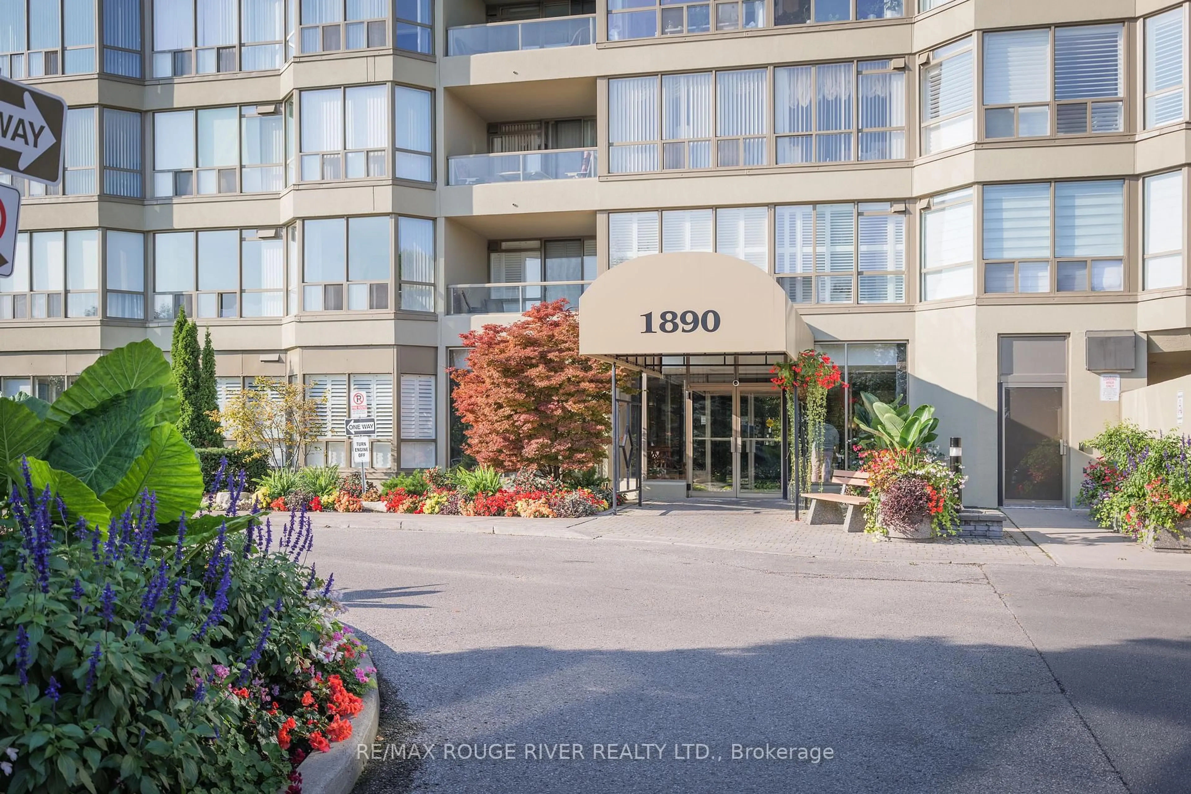 Indoor foyer for 1890 Valley Farm Rd #611, Pickering Ontario L1V 6B4