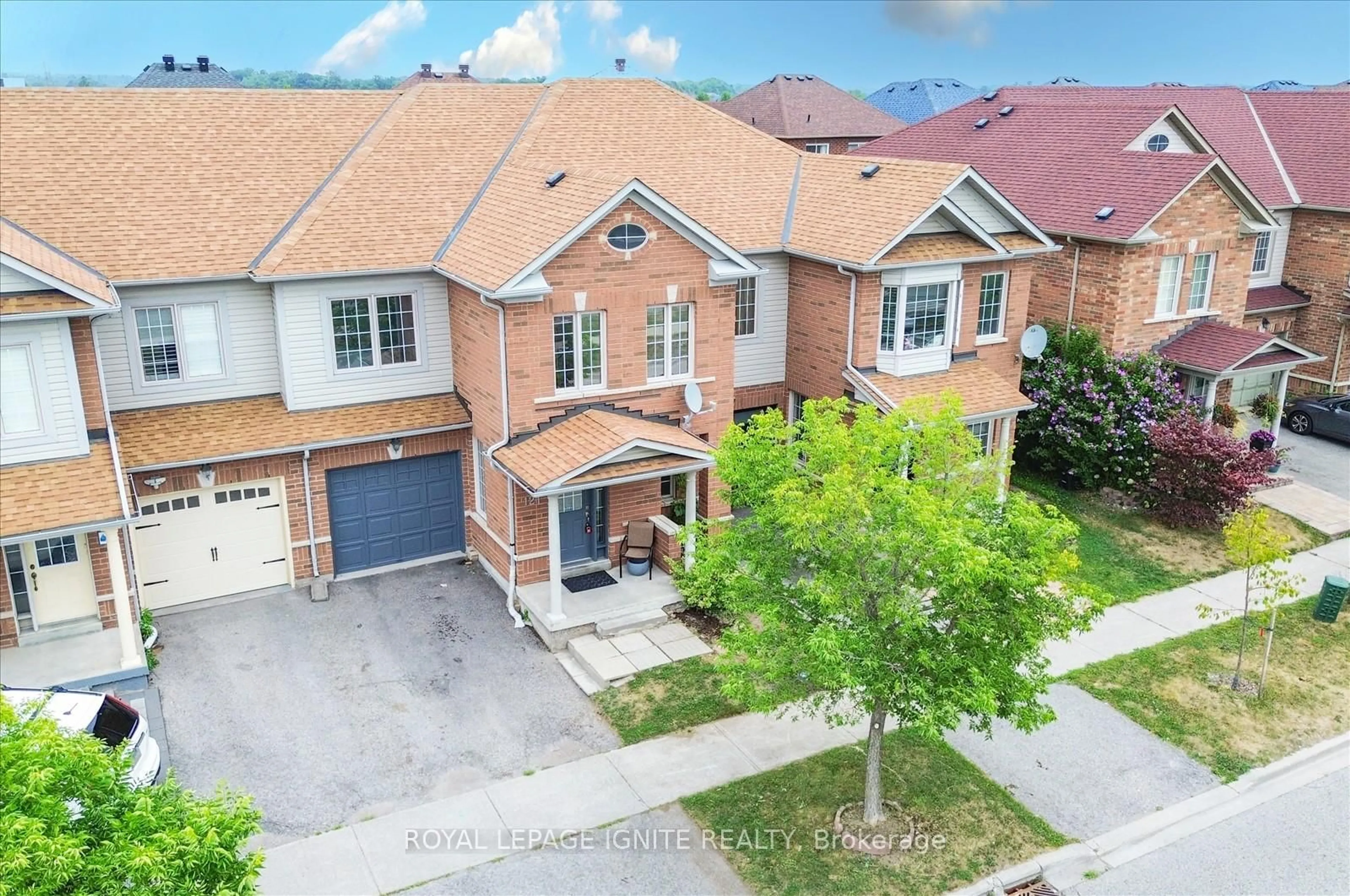 A pic from outside/outdoor area/front of a property/back of a property/a pic from drone, street for 121 Flycatcher Ave, Toronto Ontario M1X 2A2