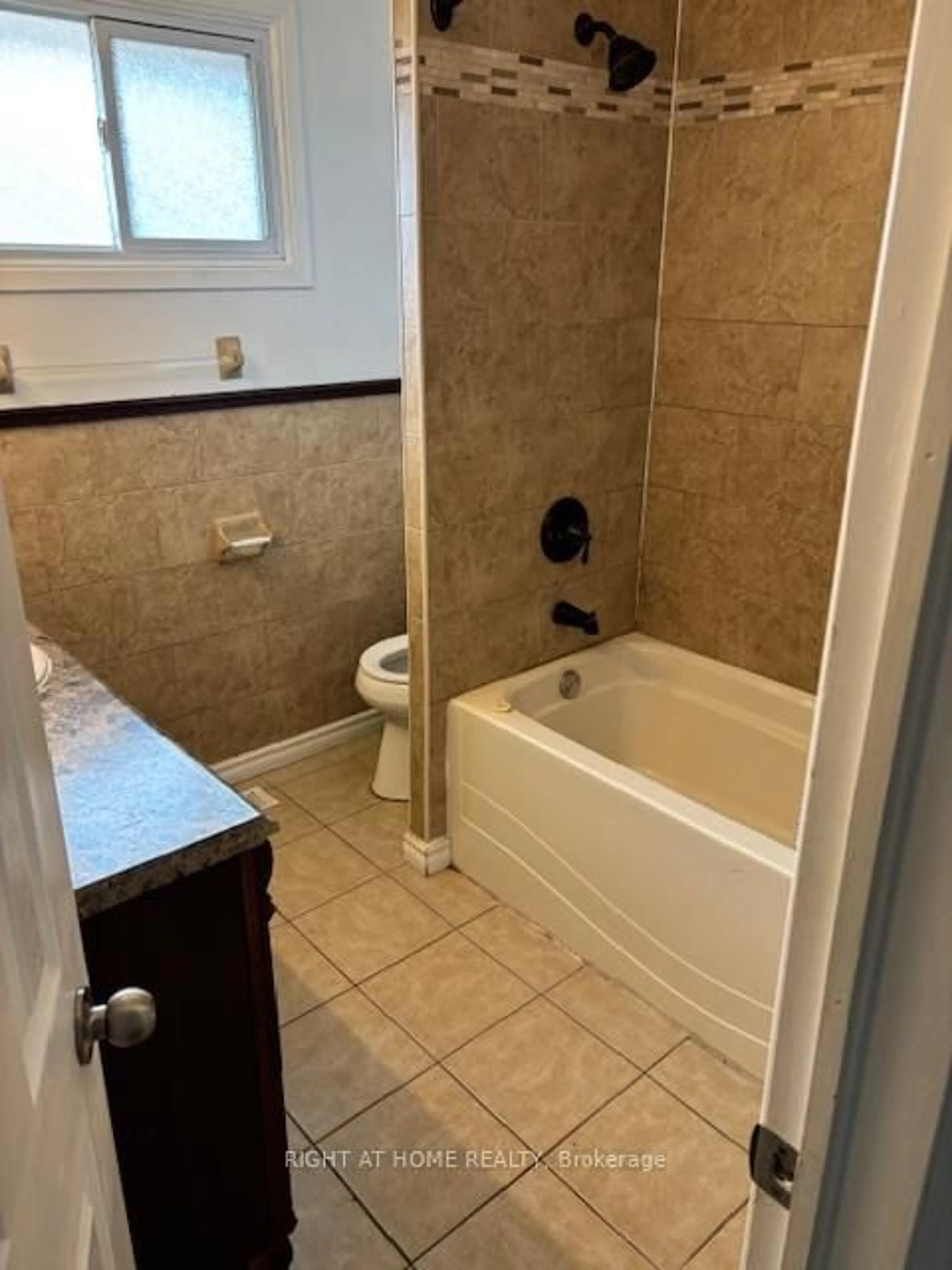 Standard bathroom, ceramic/tile floor for 435 Wilson Rd, Oshawa Ontario L1G 6E8