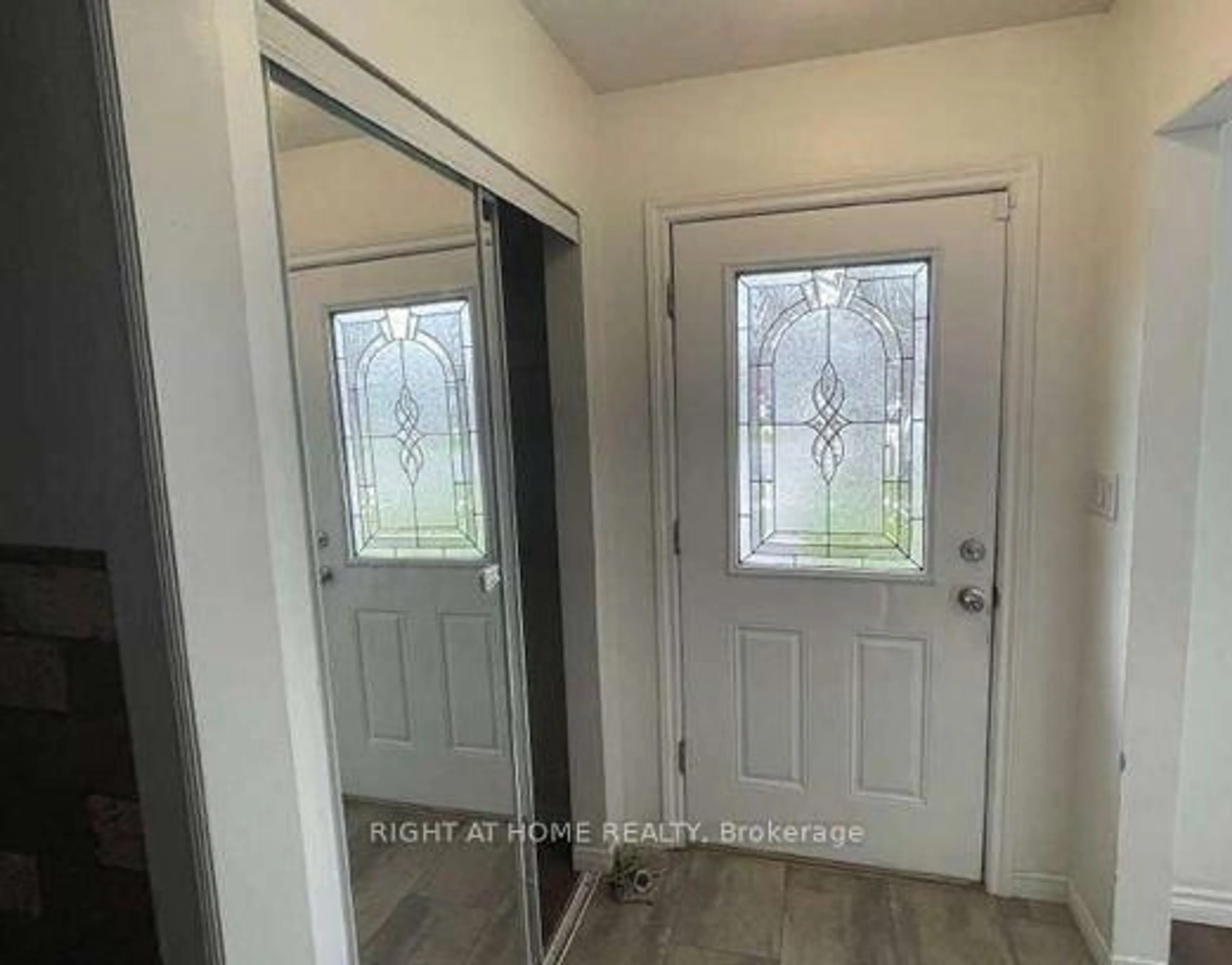Indoor entryway for 435 Wilson Rd, Oshawa Ontario L1G 6E8