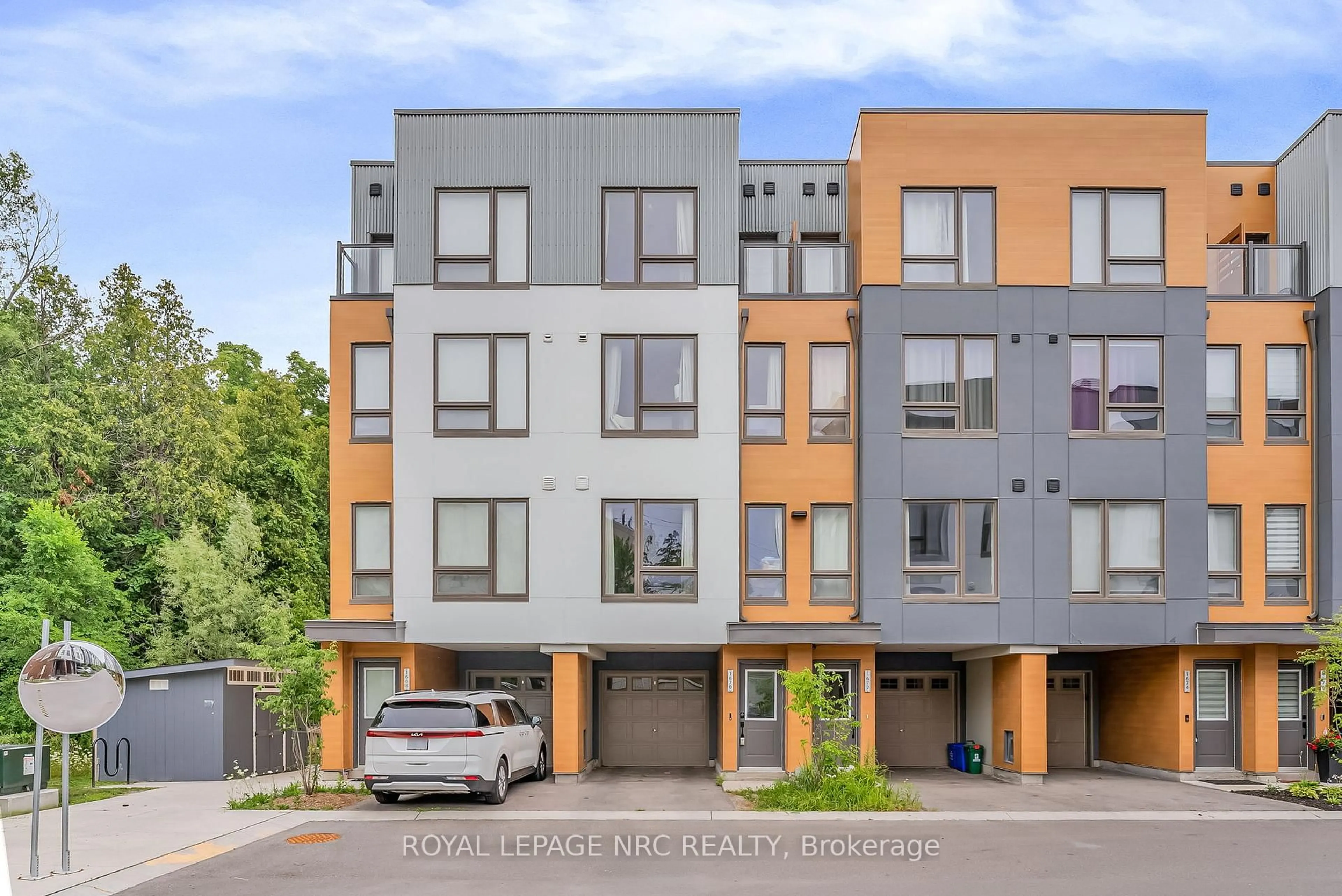A pic from outside/outdoor area/front of a property/back of a property/a pic from drone, street for 1670 Pleasure Valley Path, Oshawa Ontario L1G 0E3