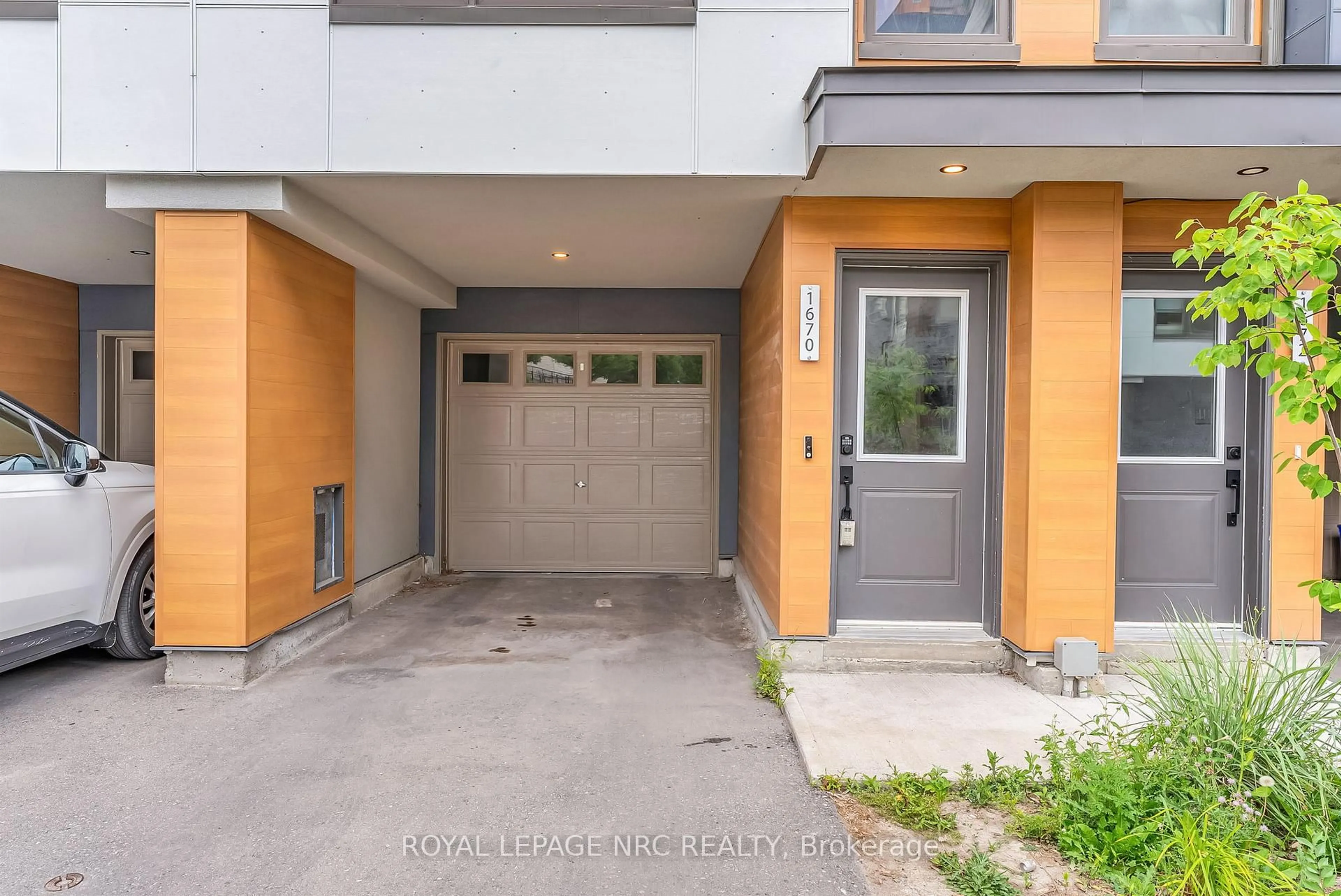 Indoor entryway for 1670 Pleasure Valley Path, Oshawa Ontario L1G 0E3
