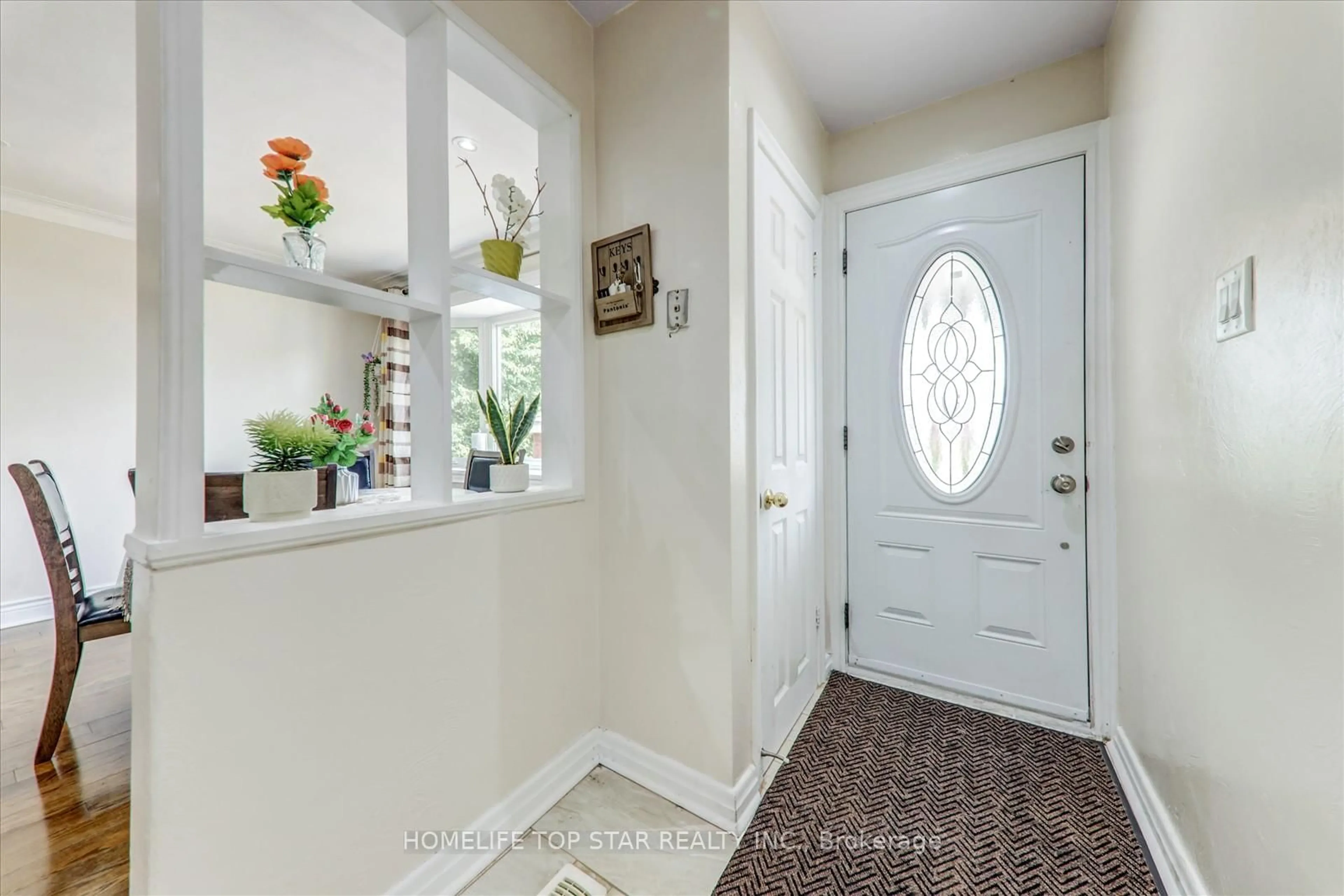 Indoor entryway for 40 Lombardy Cres, Toronto Ontario M1K 4N8