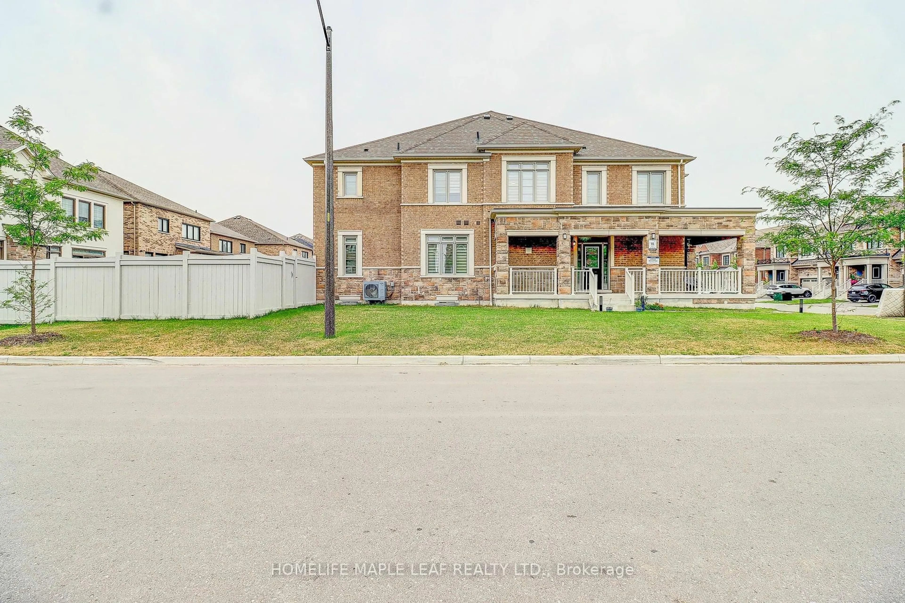 A pic from outside/outdoor area/front of a property/back of a property/a pic from drone, street for 138 Laing Dr, Whitby Ontario L1P 0N5