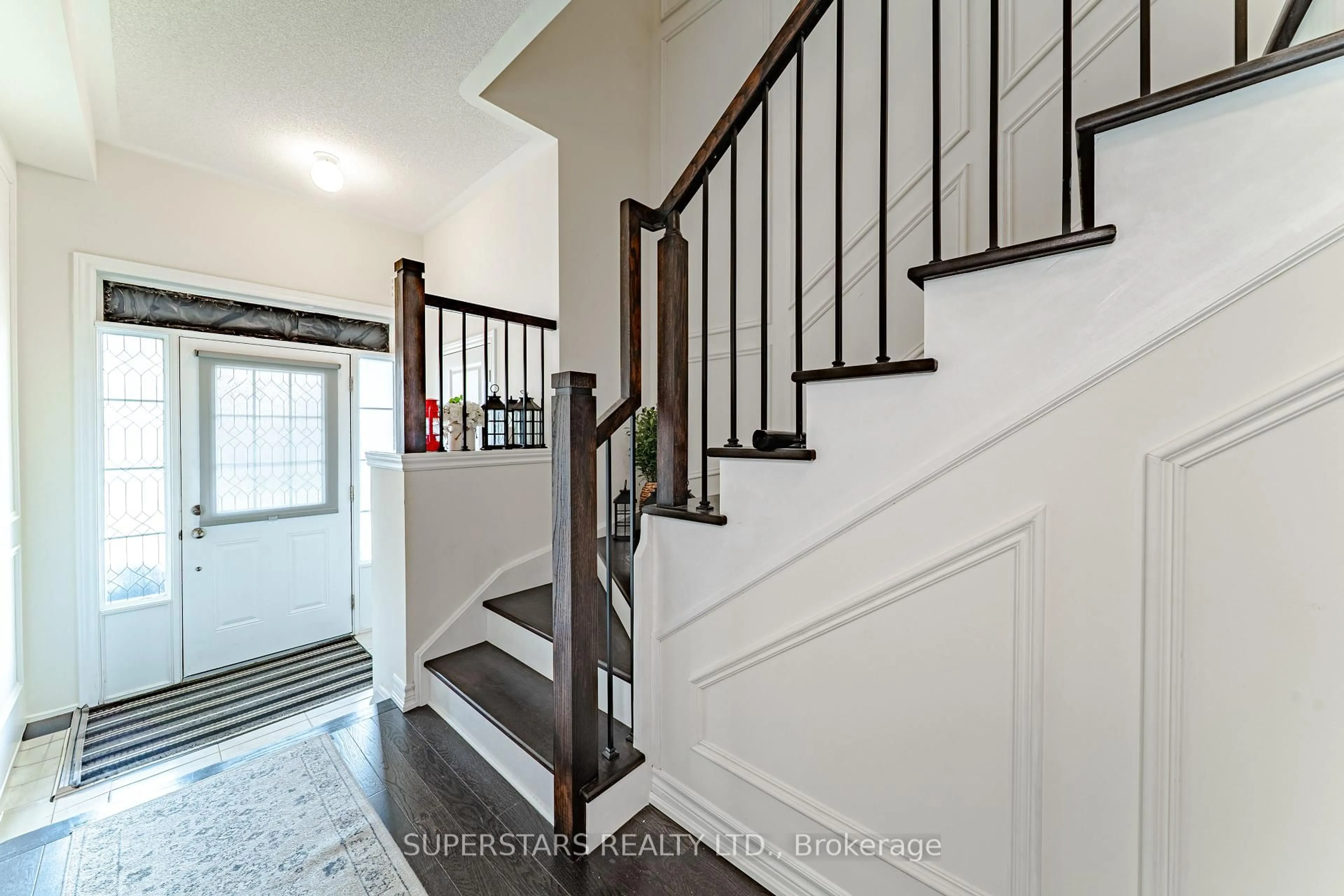Indoor entryway for 2408 Angora St, Pickering Ontario L1X 0M6