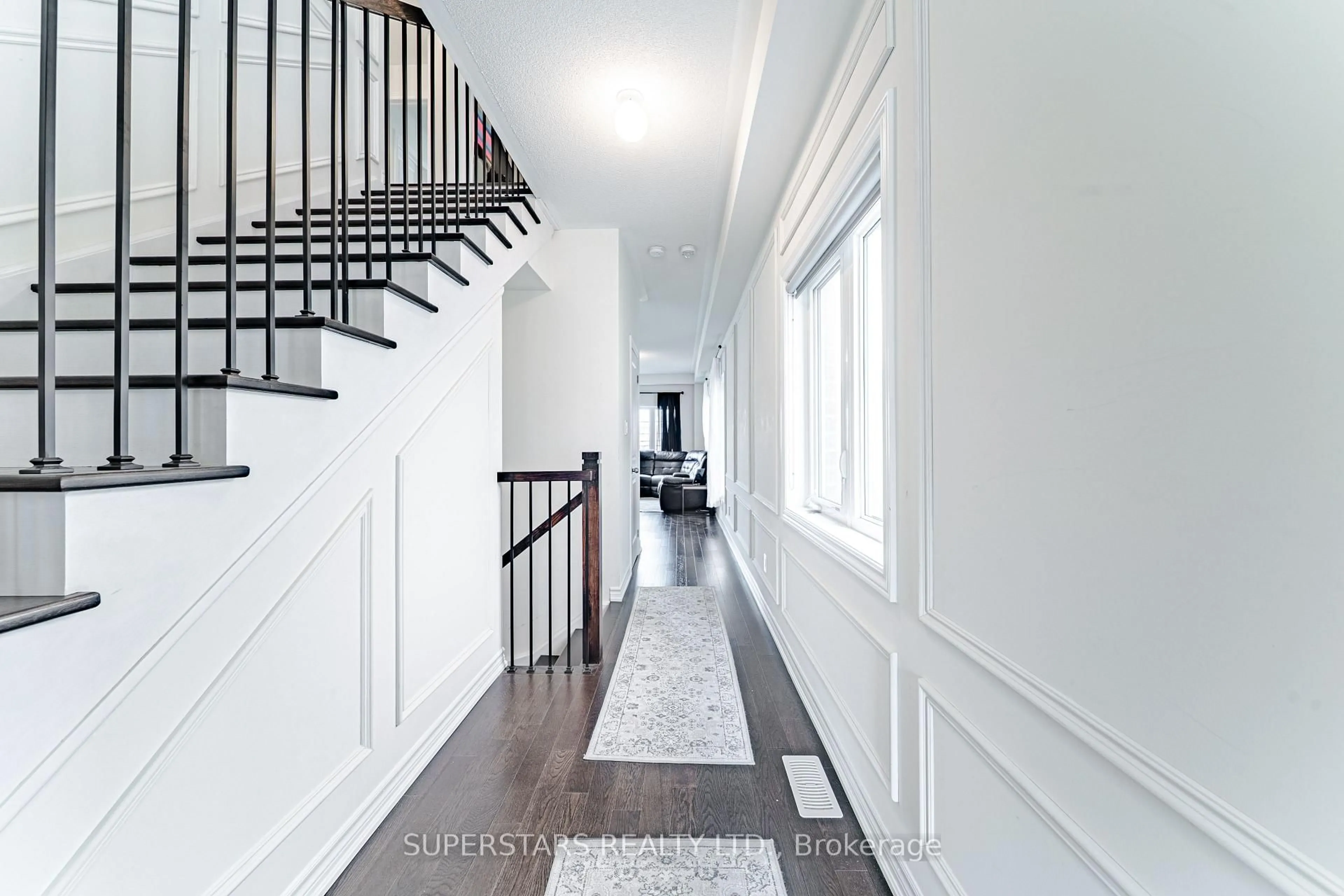 Indoor entryway for 2408 Angora St, Pickering Ontario L1X 0M6