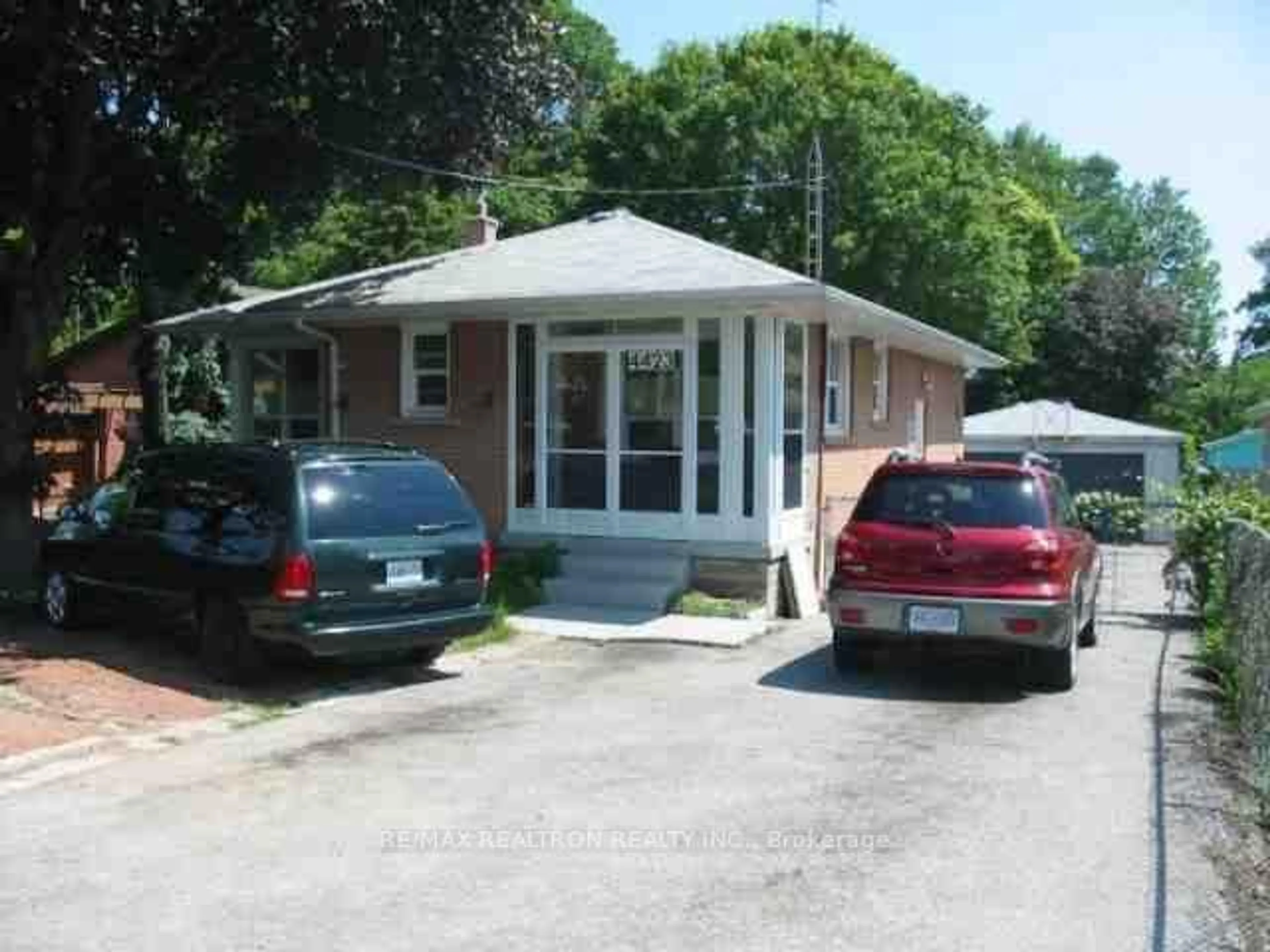 Indoor garage for 4423 Lawrence Ave, Toronto Ontario M1E 2T6