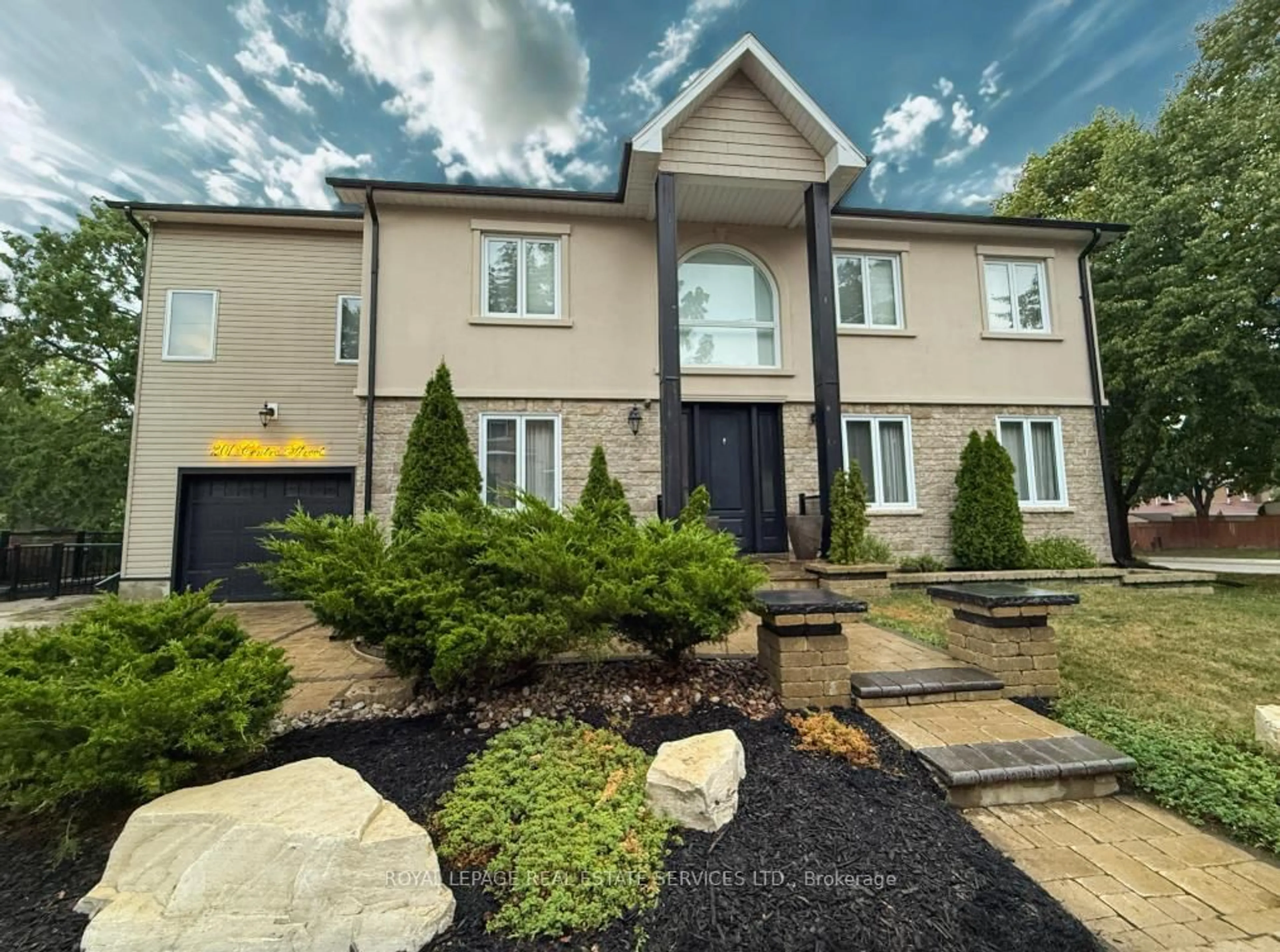A pic from outside/outdoor area/front of a property/back of a property/a pic from drone, street for 201 Centre St, Whitby Ontario L1N 4S9