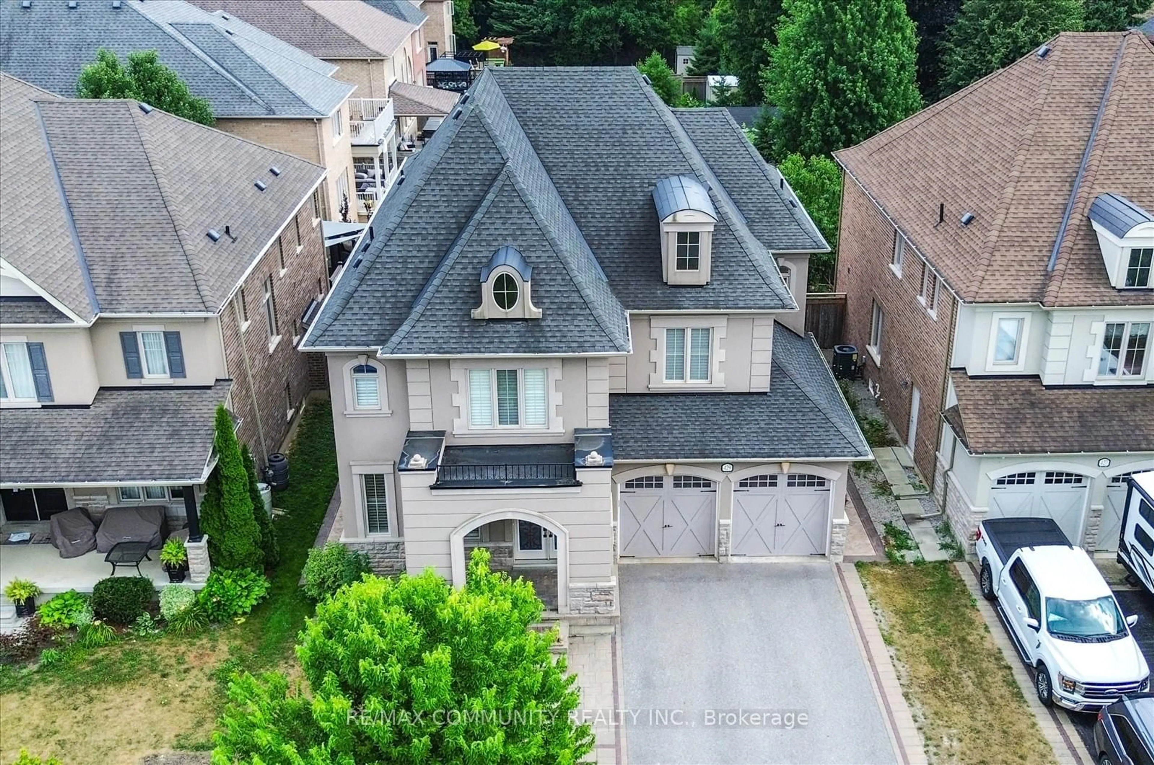 A pic from outside/outdoor area/front of a property/back of a property/a pic from drone, street for 429 Staghron Rd Rd, Pickering Ontario L1W 2M8