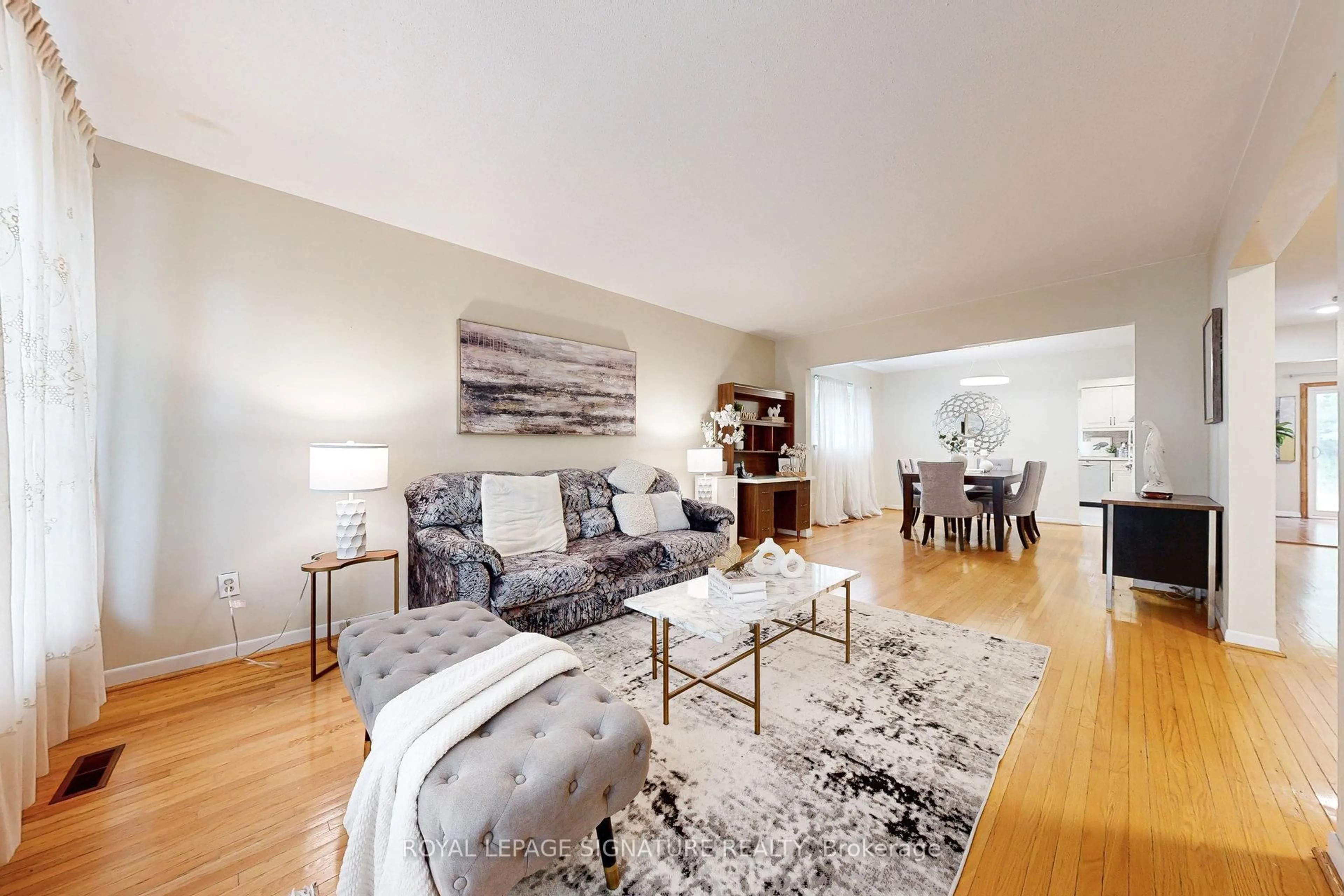 Living room with furniture, unknown for 44 Deepdale Dr, Toronto Ontario M1S 2N5