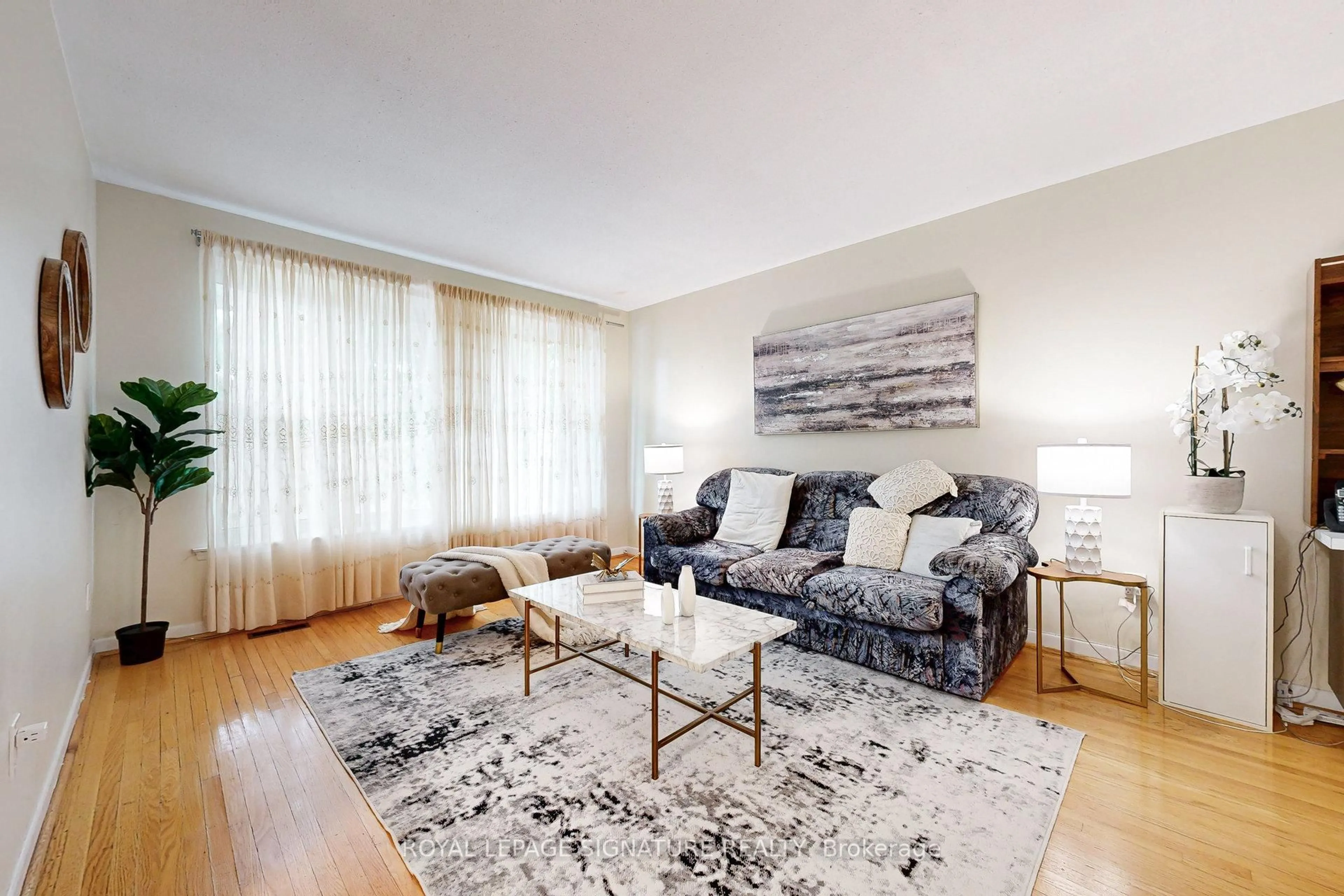 Living room with furniture, unknown for 44 Deepdale Dr, Toronto Ontario M1S 2N5