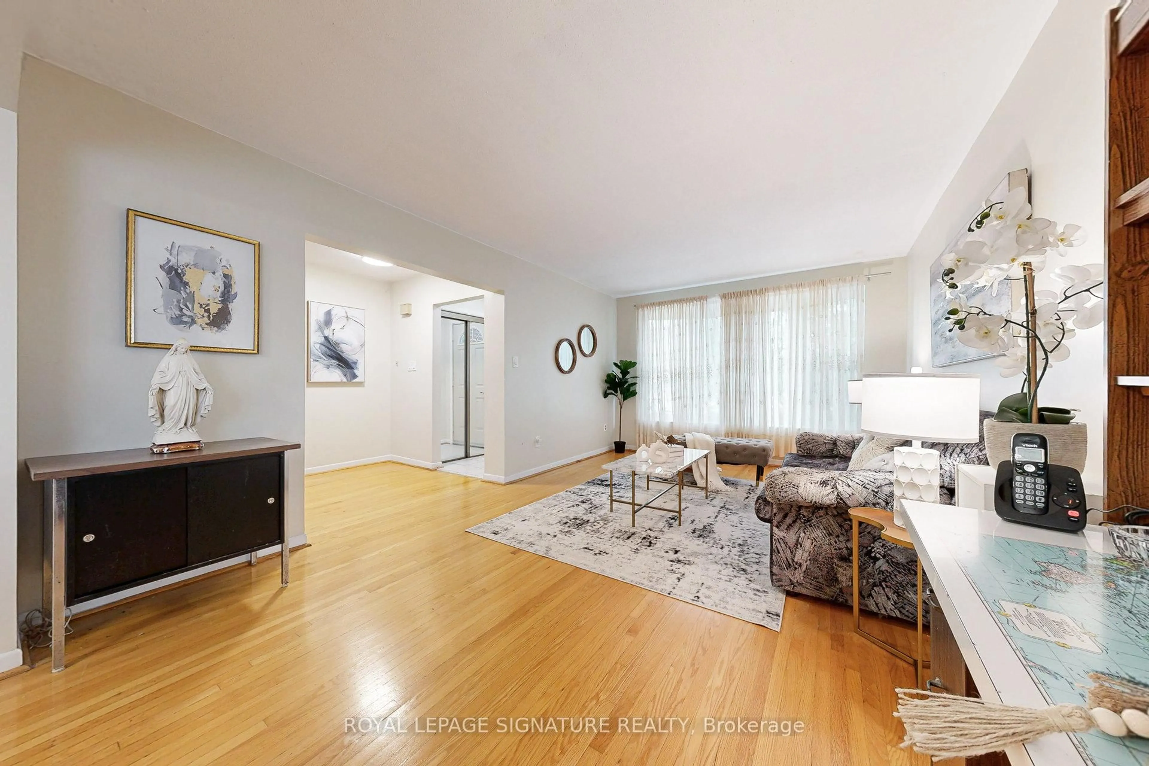 Living room with furniture, unknown for 44 Deepdale Dr, Toronto Ontario M1S 2N5