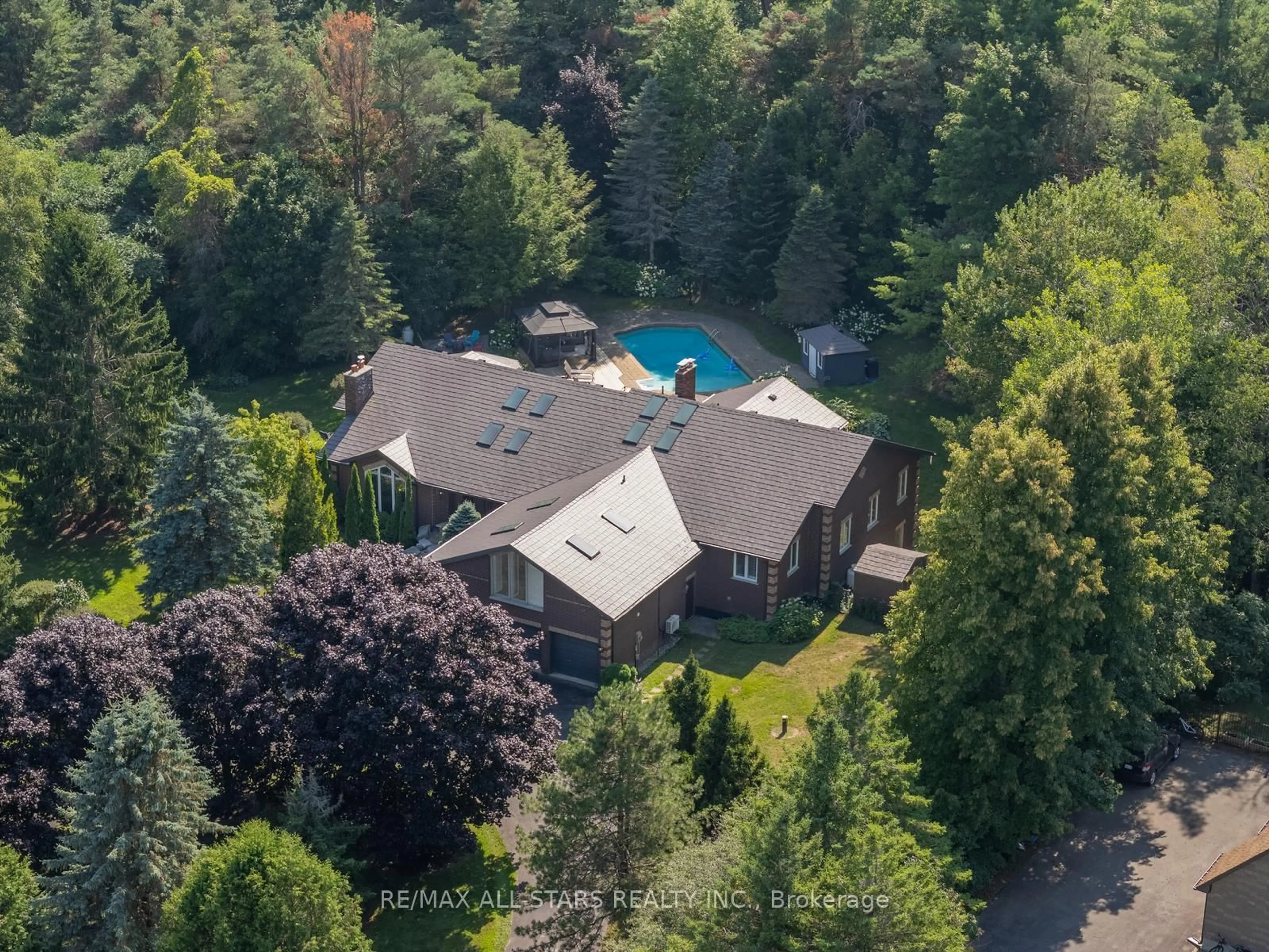 A pic from outside/outdoor area/front of a property/back of a property/a pic from drone, unknown for 64 Woodbridge Circ, Scugog Ontario L9L 2A9