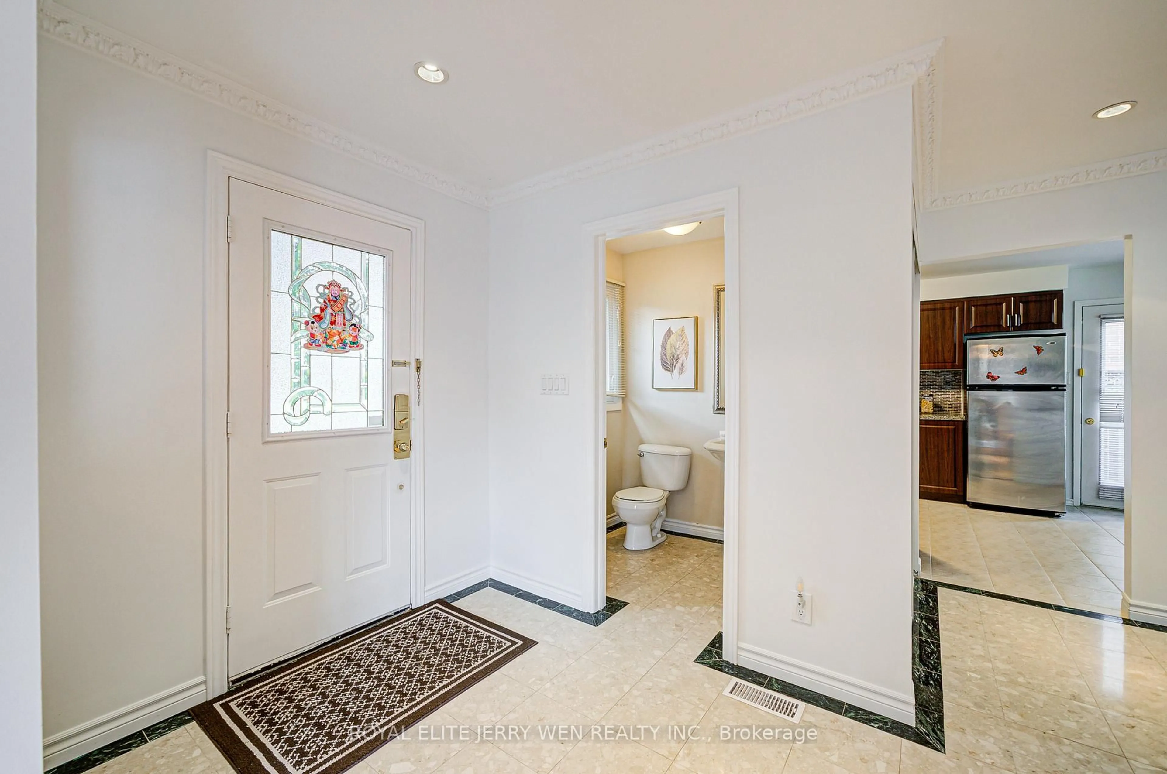 Indoor entryway for 27 Dalbret Cres, Toronto Ontario M1T 2X2