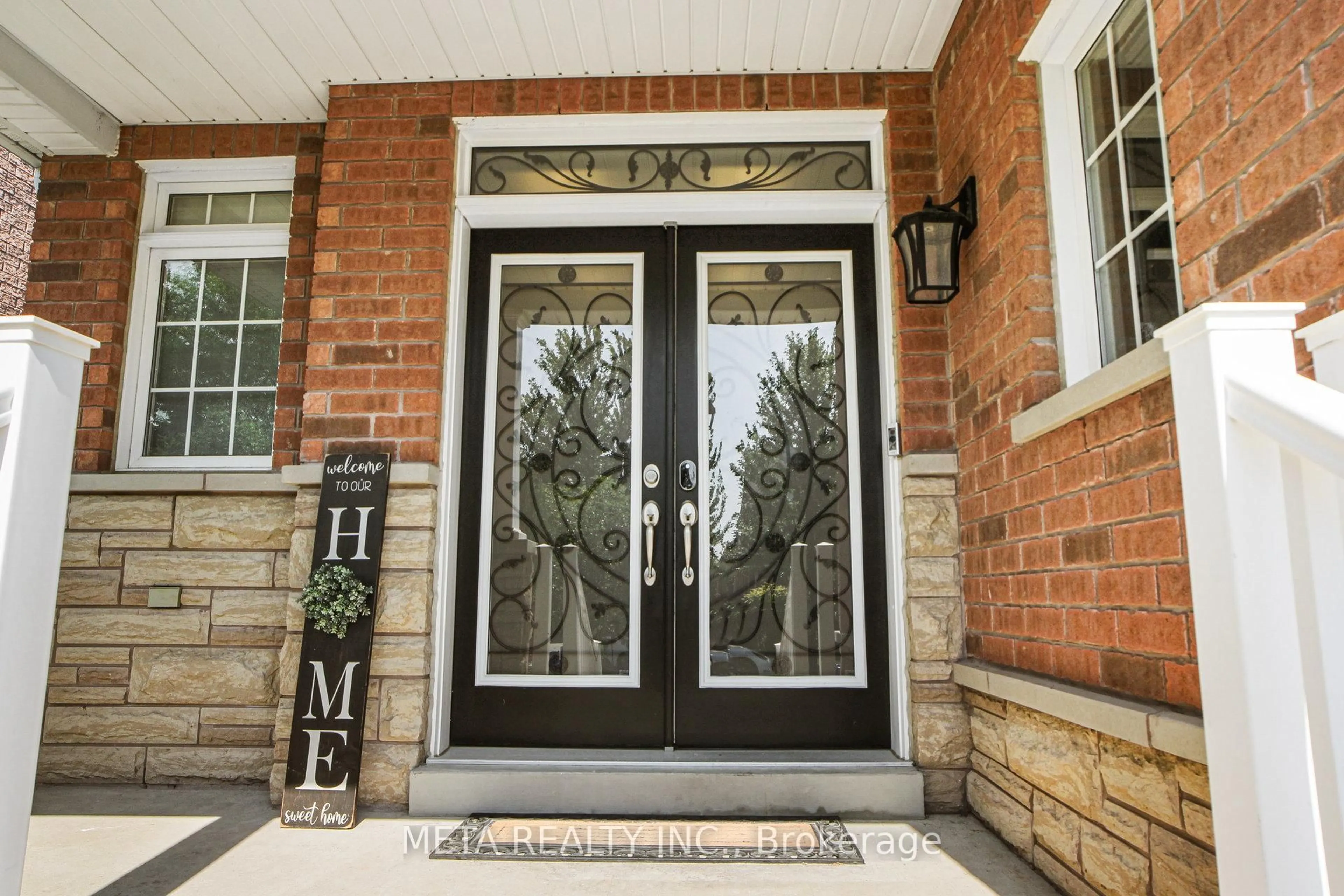 Indoor entryway for 11 Keiffer Crt, Whitby Ontario L1P 0A9