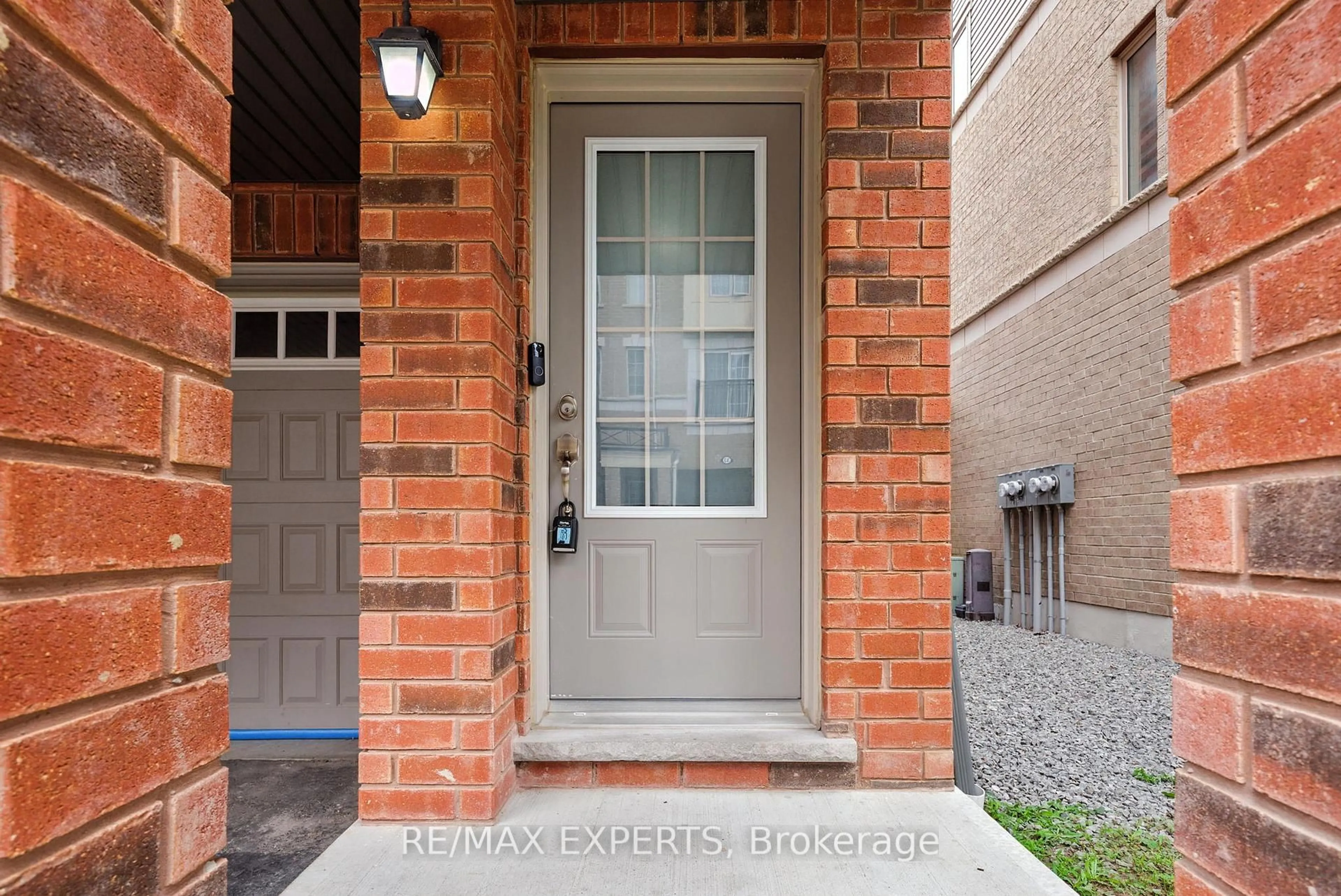 Indoor entryway for 32 AQUATIC BALLET Path, Oshawa Ontario L1L 0K6