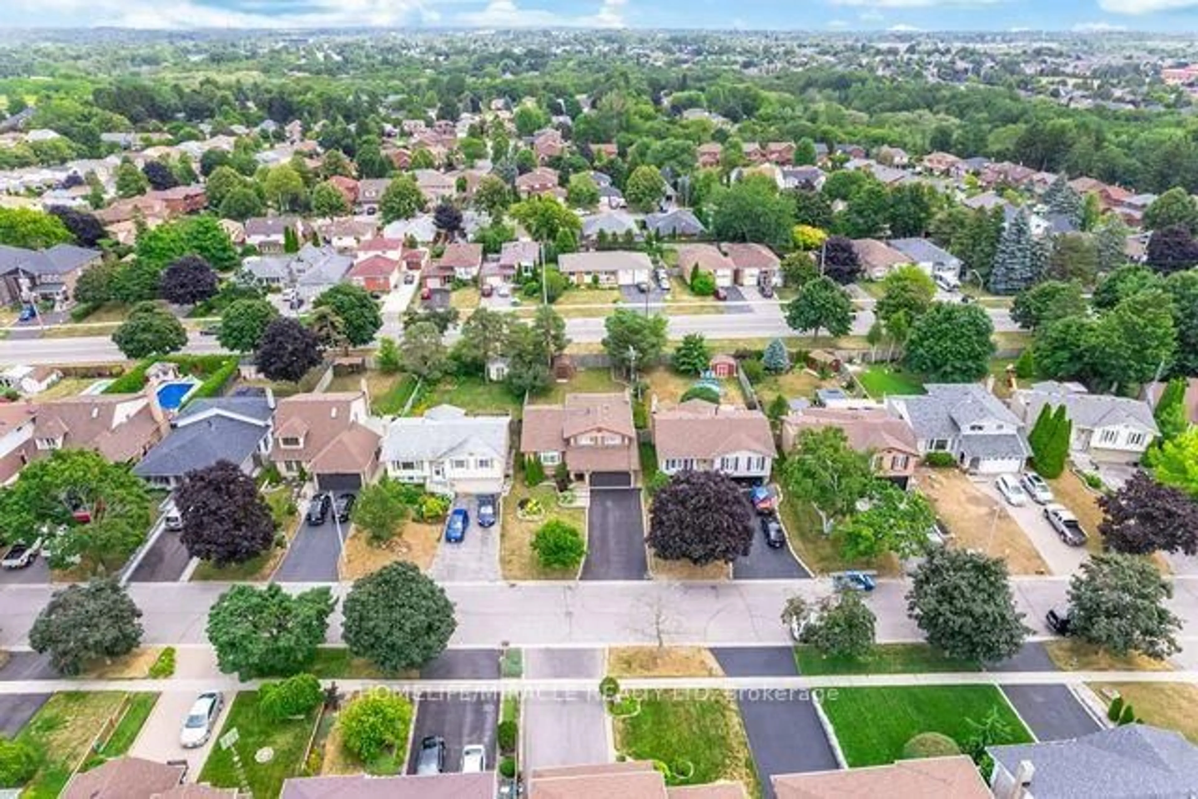 A pic from outside/outdoor area/front of a property/back of a property/a pic from drone, street for 483 Labrador Dr, Oshawa Ontario L1H 7G1