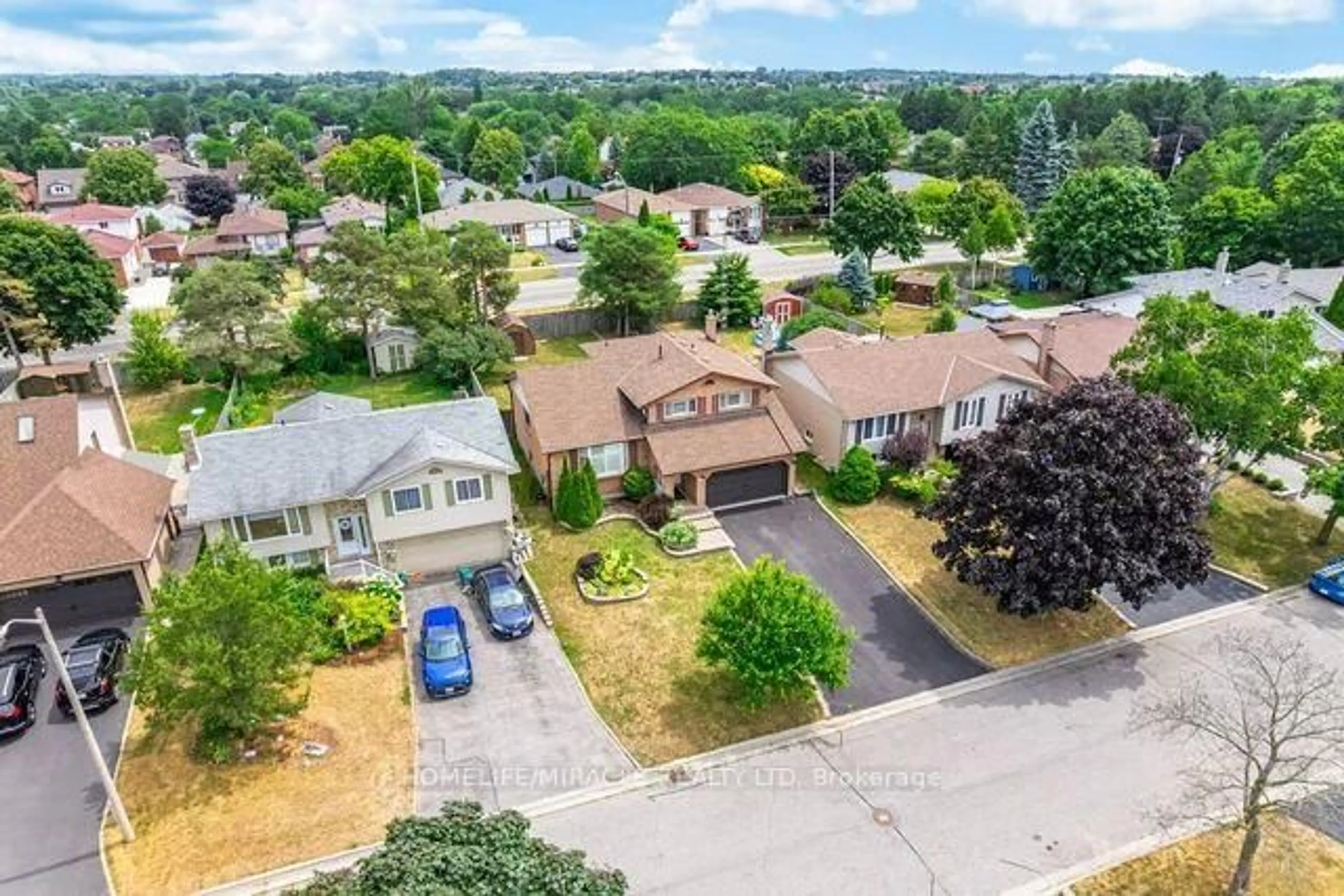 A pic from outside/outdoor area/front of a property/back of a property/a pic from drone, street for 483 Labrador Dr, Oshawa Ontario L1H 7G1