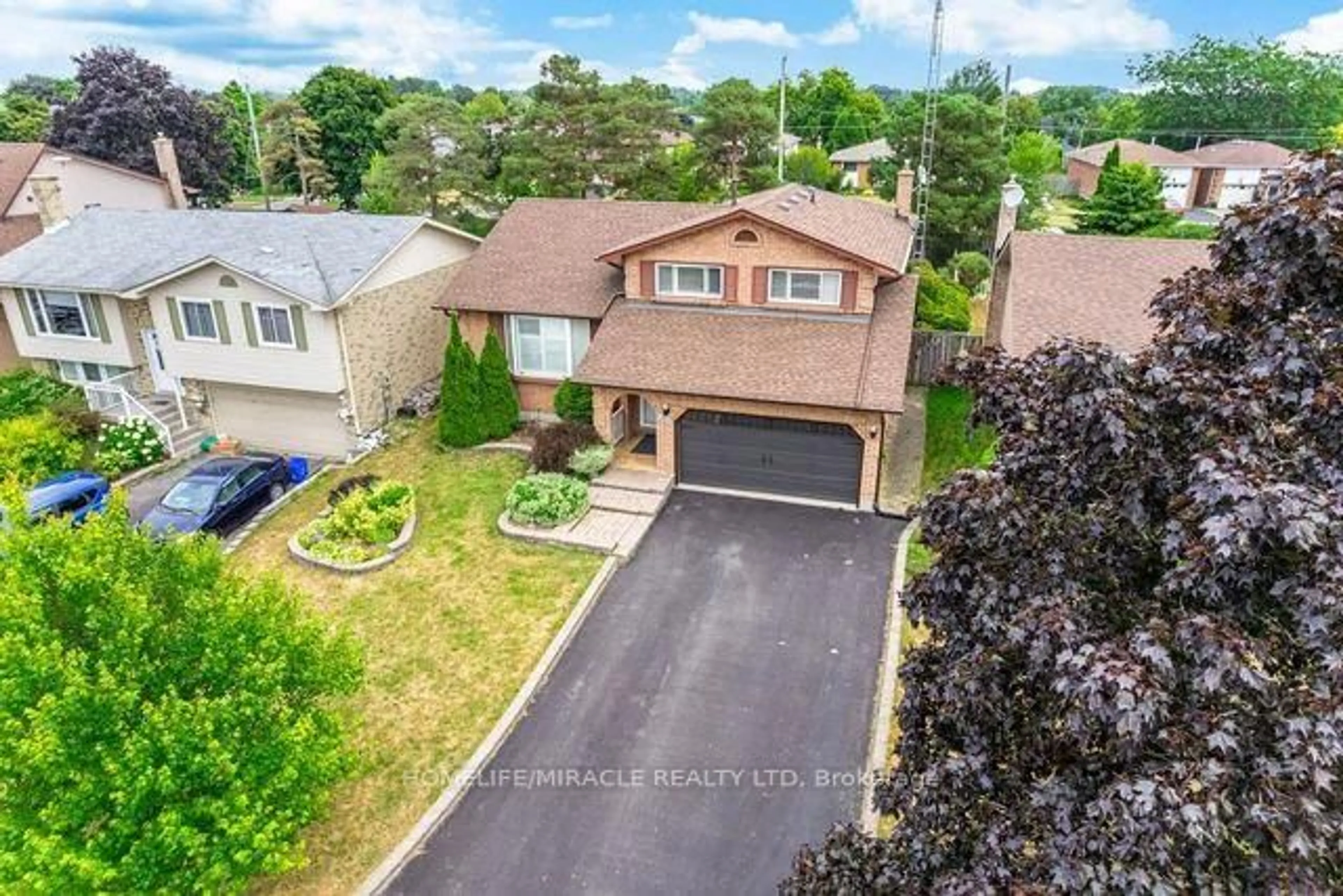 A pic from outside/outdoor area/front of a property/back of a property/a pic from drone, street for 483 Labrador Dr, Oshawa Ontario L1H 7G1