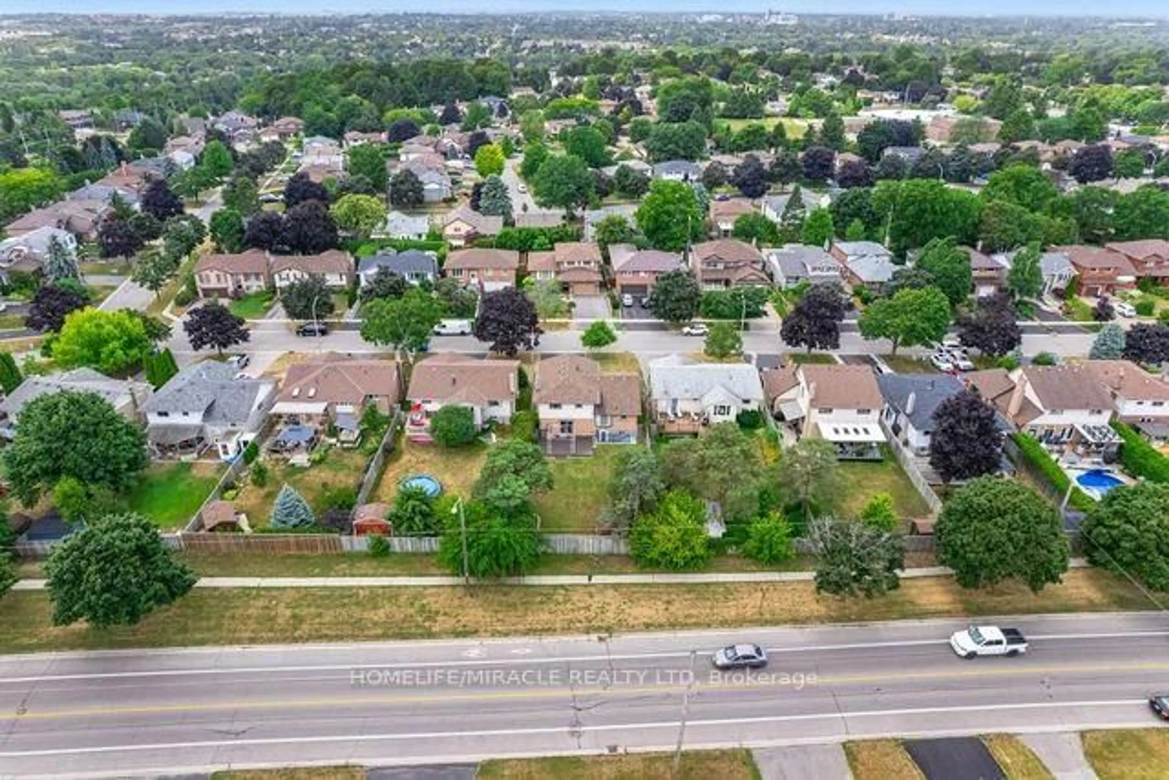 A pic from outside/outdoor area/front of a property/back of a property/a pic from drone, street for 483 Labrador Dr, Oshawa Ontario L1H 7G1
